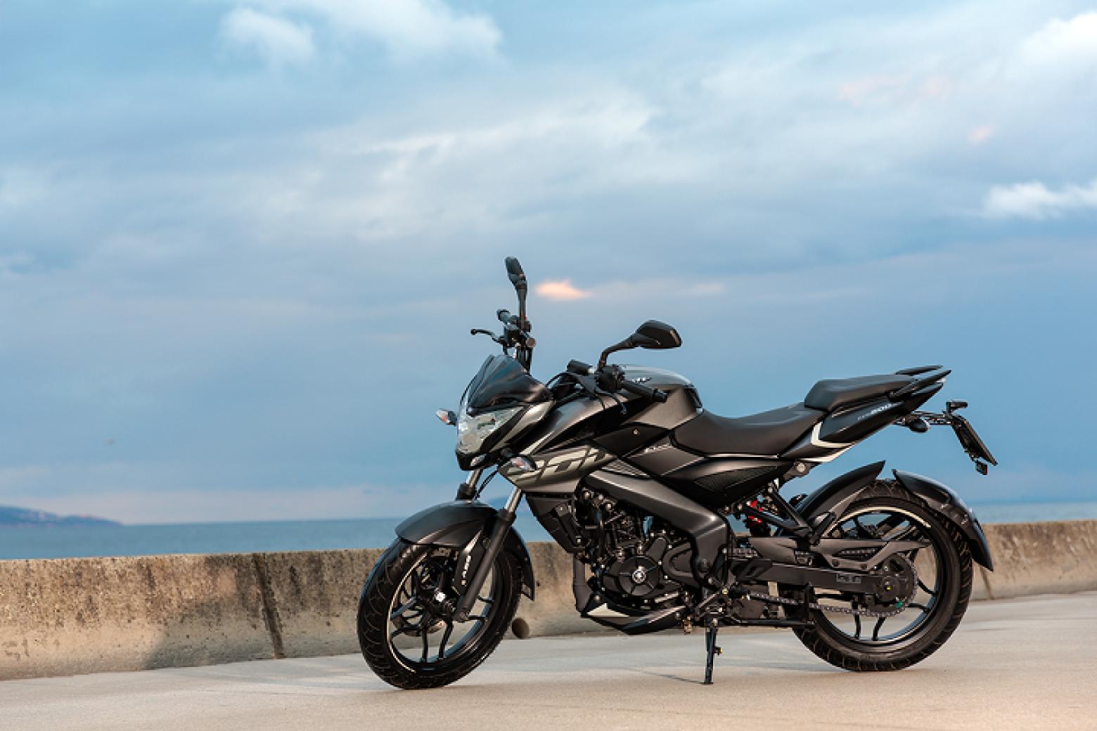 Bajaj Pulsar NS 200 Motosiklet Özellikleri : Bajaj Pulsar NS 200 24.4hp Güç, 18.3nm. Tork, 145km/h Top Speed, 200cc Motor Hacmi,  Fiyat : 149000TL Fiyat, , 158kg Ağırlık, Ön ve Arka ABS (Bybre Fren Kaliperleri) Fren, Ön - Arka(100/80-17 - 130/70-17)