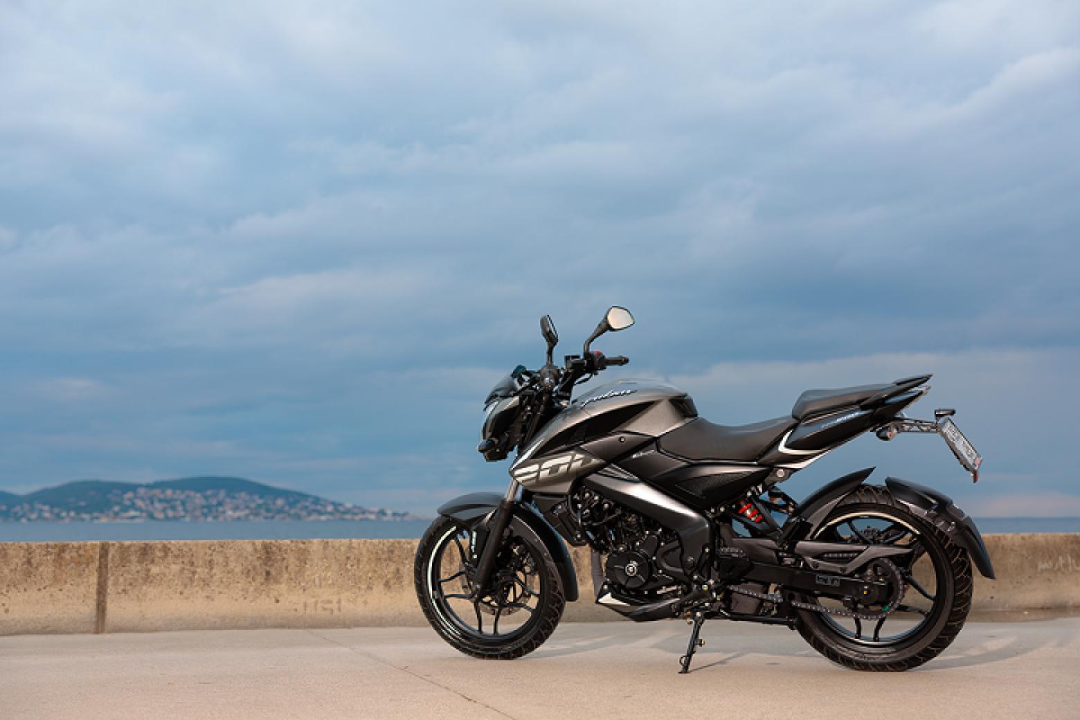 Bajaj Pulsar NS 200 Motosiklet Özellikleri : Bajaj Pulsar NS 200 24.4hp Güç, 18.3nm. Tork, 145km/h Top Speed, 200cc Motor Hacmi,  Fiyat : 149000TL Fiyat, , 158kg Ağırlık, Ön ve Arka ABS (Bybre Fren Kaliperleri) Fren, Ön - Arka(100/80-17 - 130/70-17)