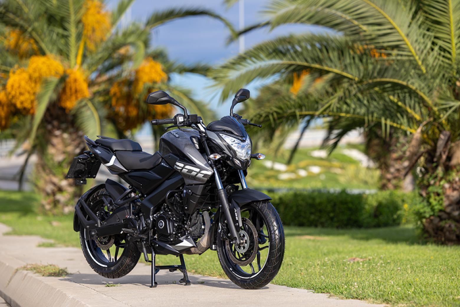 Bajaj Pulsar NS 200 Motosiklet Özellikleri : Bajaj Pulsar NS 200 24.4hp Güç, 18.3nm. Tork, 145km/h Top Speed, 200cc Motor Hacmi,  Fiyat : 149000TL Fiyat, , 158kg Ağırlık, Ön ve Arka ABS (Bybre Fren Kaliperleri) Fren, Ön - Arka(100/80-17 - 130/70-17)