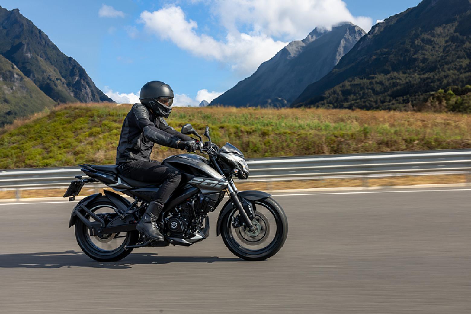 Bajaj Pulsar NS 200 Motosiklet Özellikleri : Bajaj Pulsar NS 200 24.4hp Güç, 18.3nm. Tork, 145km/h Top Speed, 200cc Motor Hacmi,  Fiyat : 149000TL Fiyat, , 158kg Ağırlık, Ön ve Arka ABS (Bybre Fren Kaliperleri) Fren, Ön - Arka(100/80-17 - 130/70-17)