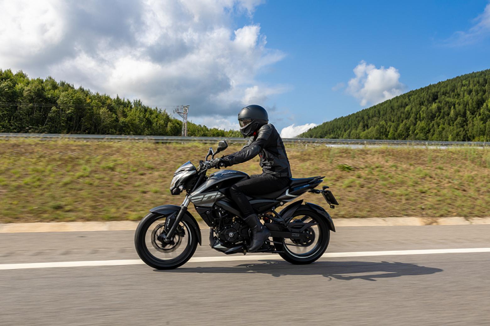 Bajaj Pulsar NS 200 Motosiklet Özellikleri : Bajaj Pulsar NS 200 24.4hp Güç, 18.3nm. Tork, 145km/h Top Speed, 200cc Motor Hacmi,  Fiyat : 149000TL Fiyat, , 158kg Ağırlık, Ön ve Arka ABS (Bybre Fren Kaliperleri) Fren, Ön - Arka(100/80-17 - 130/70-17)