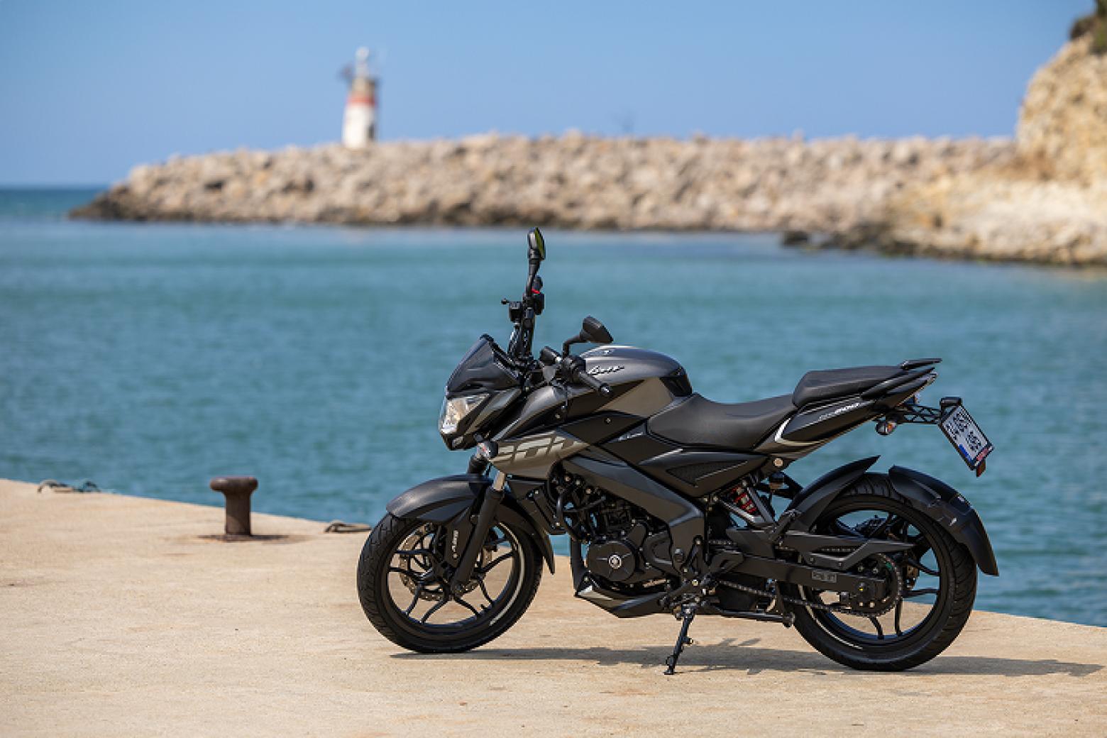 Bajaj Pulsar NS 200 Motosiklet Özellikleri : Bajaj Pulsar NS 200 24.4hp Güç, 18.3nm. Tork, 145km/h Top Speed, 200cc Motor Hacmi,  Fiyat : 149000TL Fiyat, , 158kg Ağırlık, Ön ve Arka ABS (Bybre Fren Kaliperleri) Fren, Ön - Arka(100/80-17 - 130/70-17)