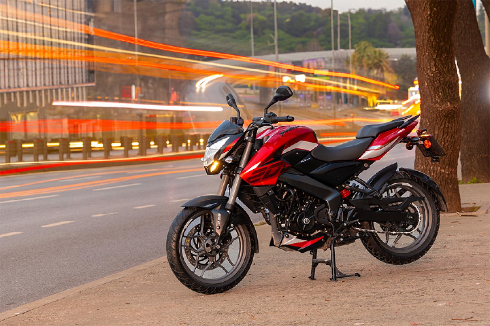 Bajaj Pulsar NS 200 UG Motosiklet Özellikleri : Bajaj Pulsar NS 200 UG 24.5hp Güç, 18.7nm. Tork, 145km/h Top Speed, 200cc Motor Hacmi,  Fiyat : 153500TL Fiyat, , 160kg Ağırlık, Disk - Disk ABS Fren, 100/80-17 - 130/70-17
