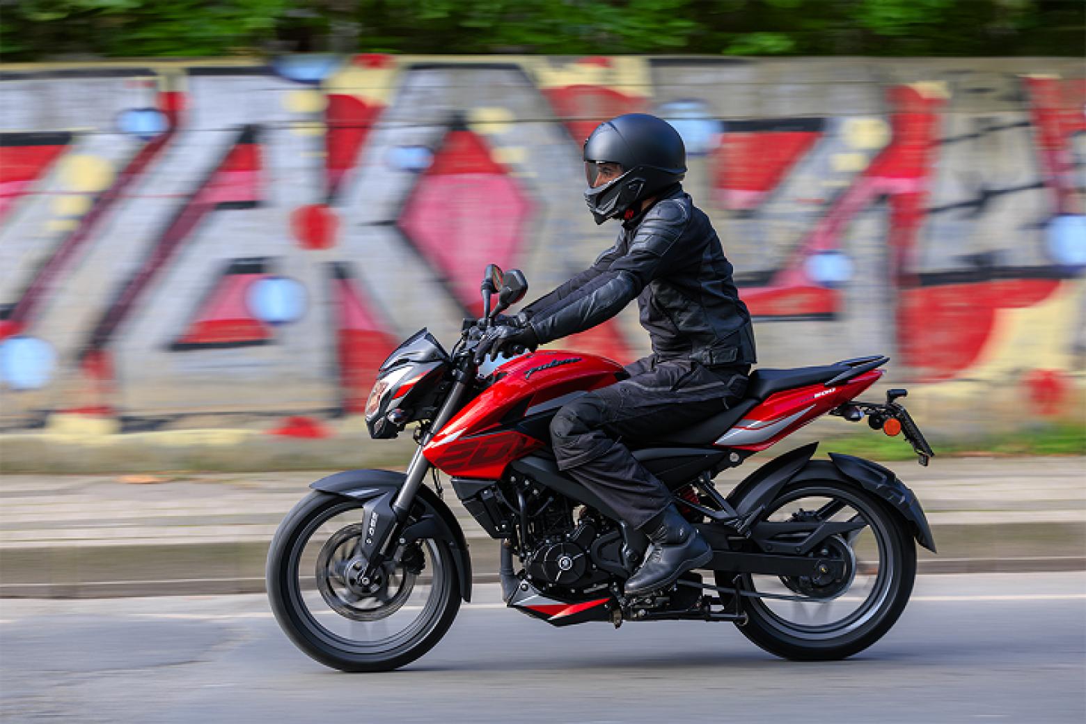 Bajaj Pulsar NS 200 UG Motosiklet Özellikleri : Bajaj Pulsar NS 200 UG 24.5hp Güç, 18.7nm. Tork, 145km/h Top Speed, 200cc Motor Hacmi,  Fiyat : 153500TL Fiyat, , 160kg Ağırlık, Disk - Disk ABS Fren, 100/80-17 - 130/70-17