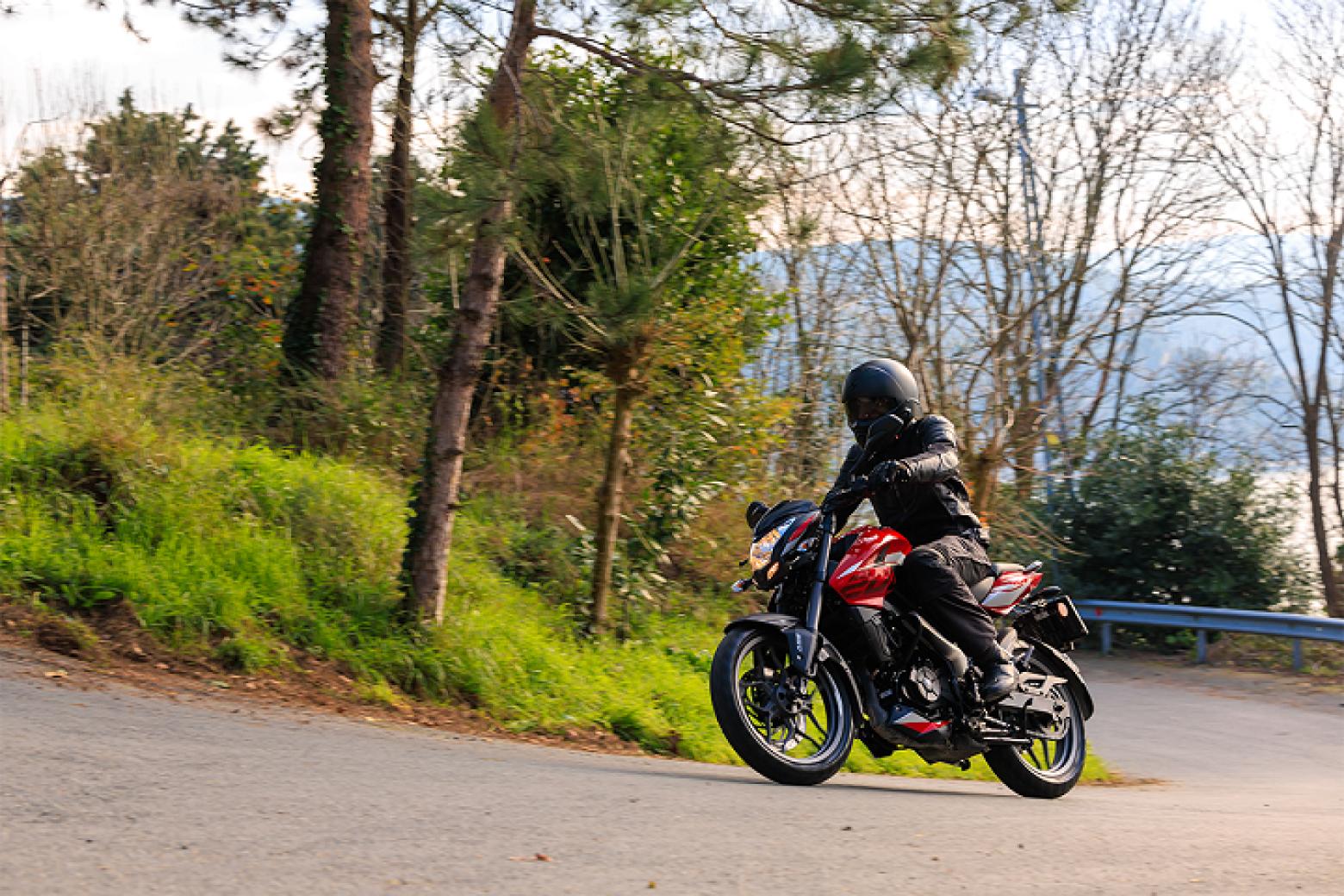 Bajaj Pulsar NS 200 UG Motosiklet Özellikleri : Bajaj Pulsar NS 200 UG 24.5hp Güç, 18.7nm. Tork, 145km/h Top Speed, 200cc Motor Hacmi,  Fiyat : 153500TL Fiyat, , 160kg Ağırlık, Disk - Disk ABS Fren, 100/80-17 - 130/70-17