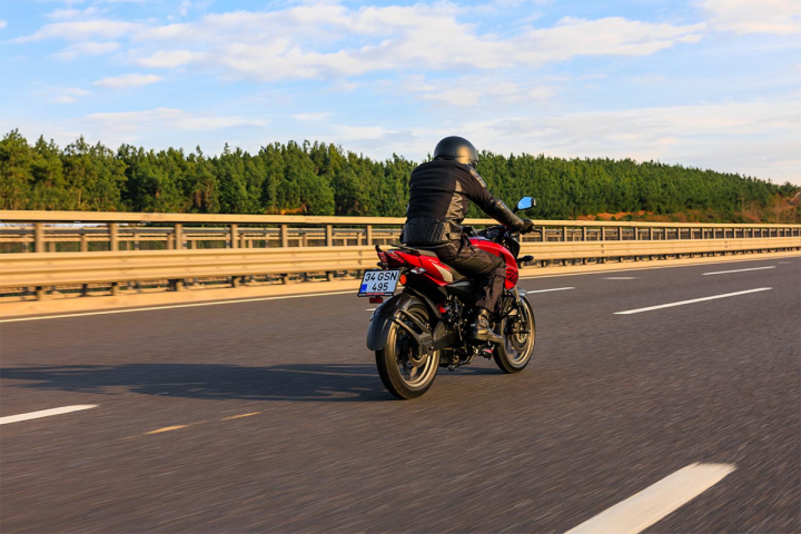 Bajaj Pulsar NS 200 UG Motosiklet Özellikleri : Bajaj Pulsar NS 200 UG 24.5hp Güç, 18.7nm. Tork, 145km/h Top Speed, 200cc Motor Hacmi,  Fiyat : 153500TL Fiyat, , 160kg Ağırlık, Disk - Disk ABS Fren, 100/80-17 - 130/70-17