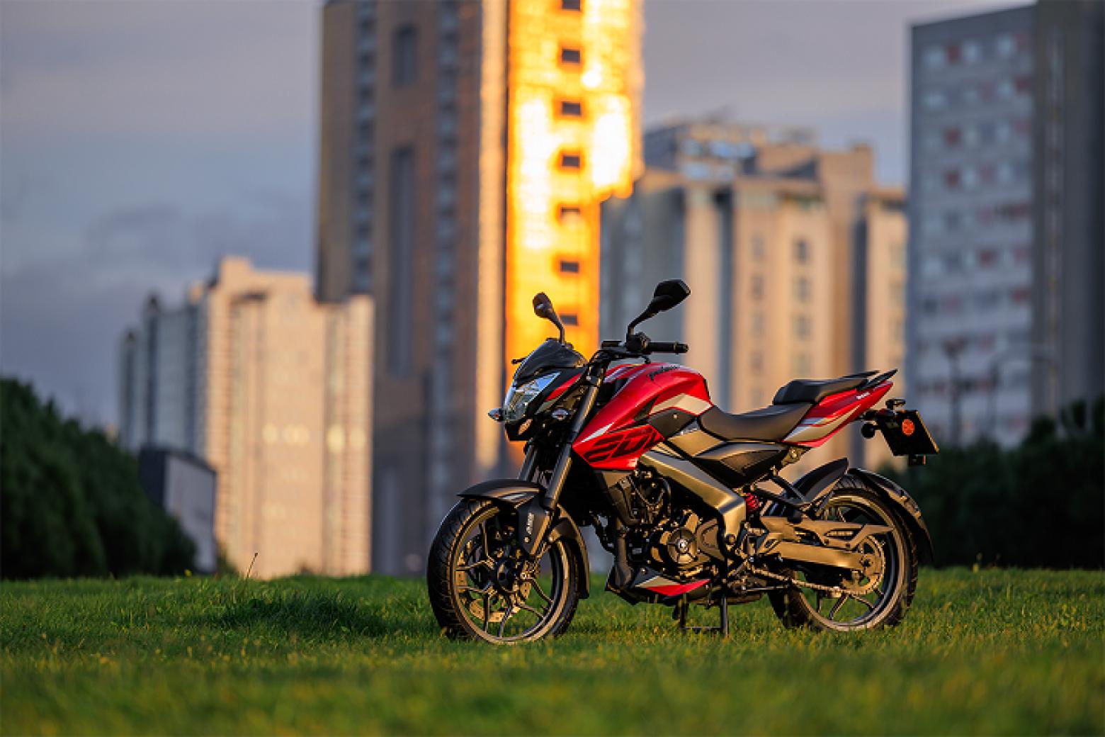 Bajaj Pulsar NS 200 UG Motosiklet Özellikleri : Bajaj Pulsar NS 200 UG 24.5hp Güç, 18.7nm. Tork, 145km/h Top Speed, 200cc Motor Hacmi,  Fiyat : 153500TL Fiyat, , 160kg Ağırlık, Disk - Disk ABS Fren, 100/80-17 - 130/70-17