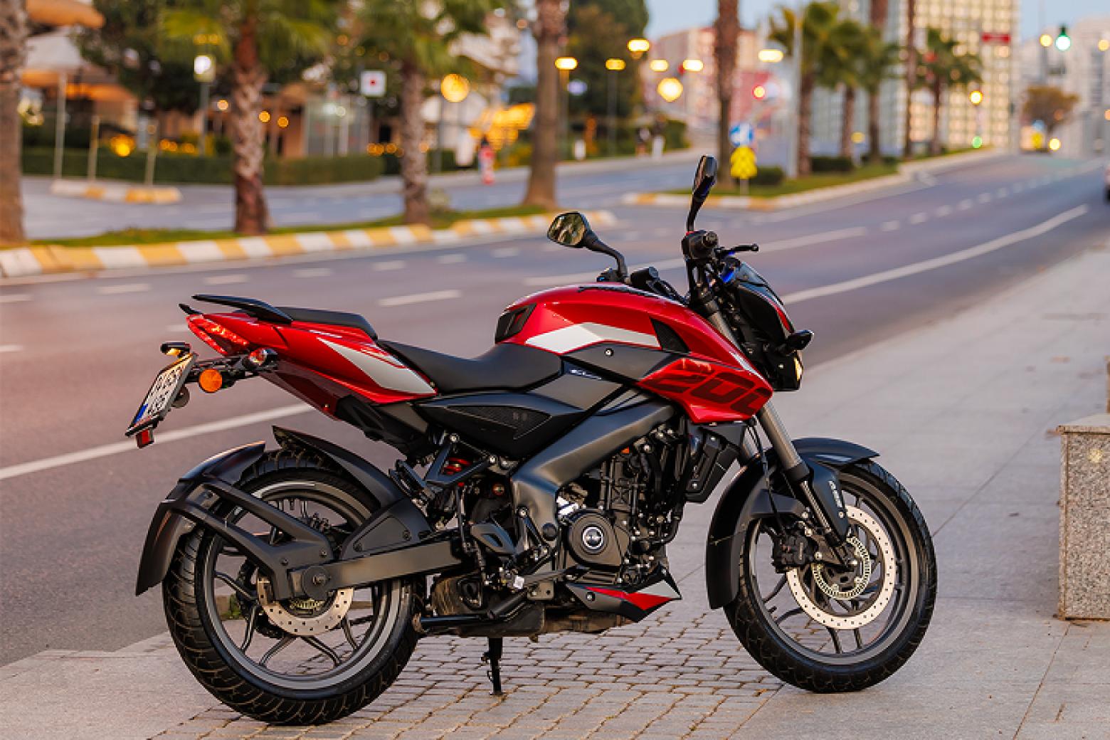 Bajaj Pulsar NS 200 UG Motosiklet Özellikleri : Bajaj Pulsar NS 200 UG 24.5hp Güç, 18.7nm. Tork, 145km/h Top Speed, 200cc Motor Hacmi,  Fiyat : 153500TL Fiyat, , 160kg Ağırlık, Disk - Disk ABS Fren, 100/80-17 - 130/70-17