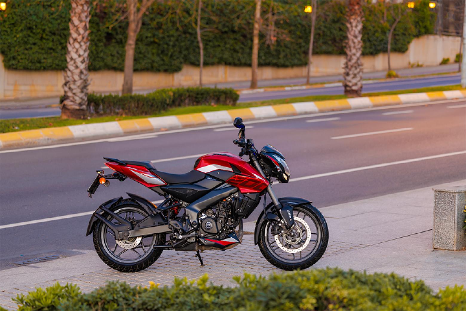 Bajaj Pulsar NS 200 UG Motosiklet Özellikleri : Bajaj Pulsar NS 200 UG 24.5hp Güç, 18.7nm. Tork, 145km/h Top Speed, 200cc Motor Hacmi,  Fiyat : 153500TL Fiyat, , 160kg Ağırlık, Disk - Disk ABS Fren, 100/80-17 - 130/70-17