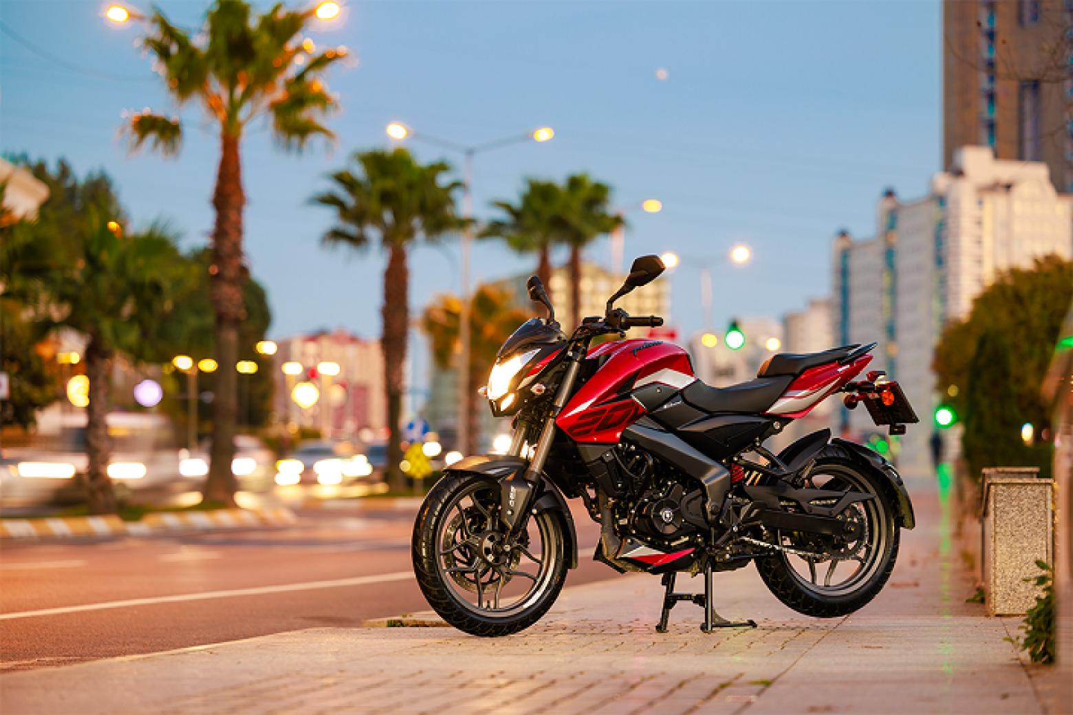 Bajaj Pulsar NS 200 UG Motosiklet Özellikleri : Bajaj Pulsar NS 200 UG 24.5hp Güç, 18.7nm. Tork, 145km/h Top Speed, 200cc Motor Hacmi,  Fiyat : 153500TL Fiyat, , 160kg Ağırlık, Disk - Disk ABS Fren, 100/80-17 - 130/70-17