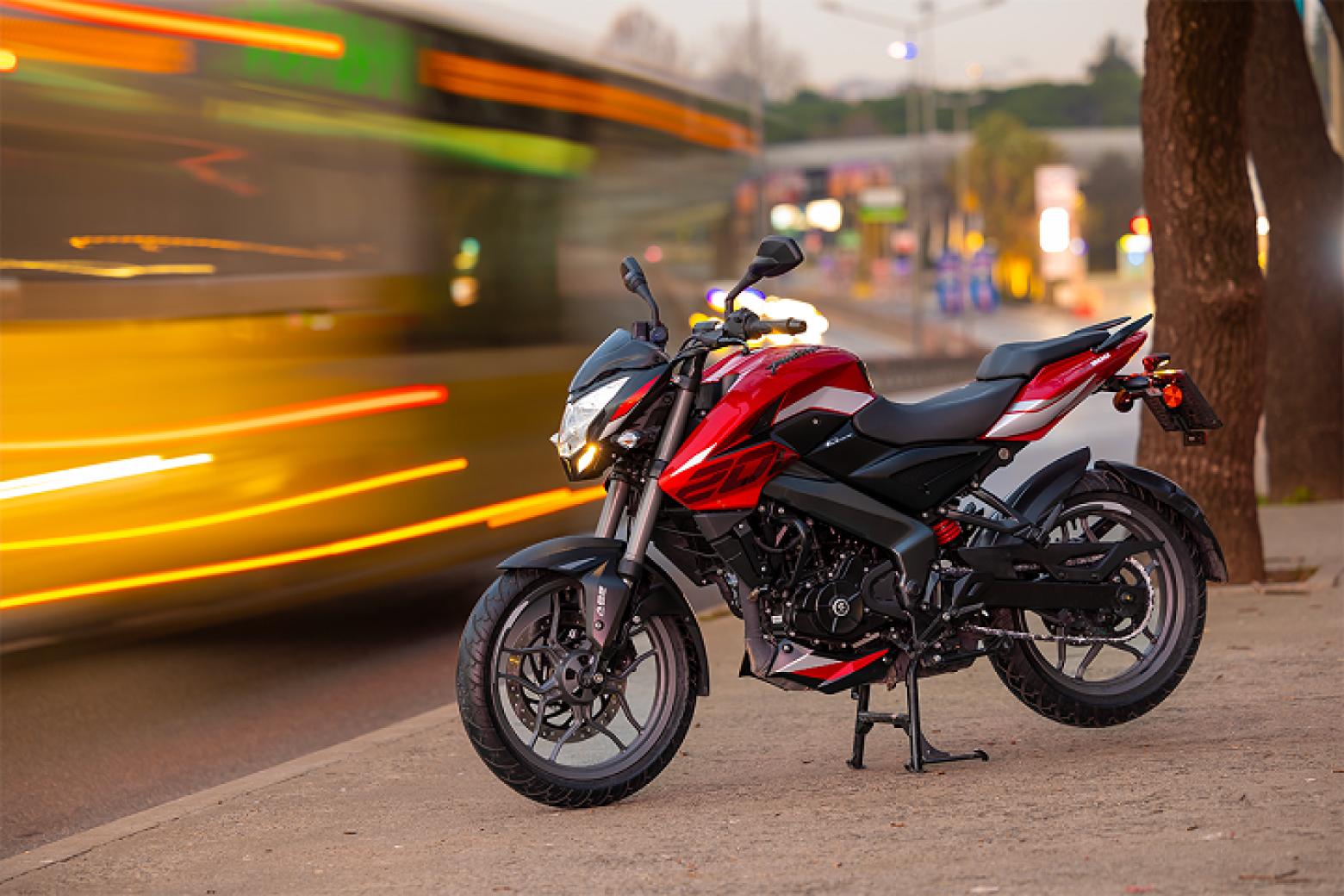 Bajaj Pulsar NS 200 UG Motosiklet Özellikleri : Bajaj Pulsar NS 200 UG 24.5hp Güç, 18.7nm. Tork, 145km/h Top Speed, 200cc Motor Hacmi,  Fiyat : 153500TL Fiyat, , 160kg Ağırlık, Disk - Disk ABS Fren, 100/80-17 - 130/70-17