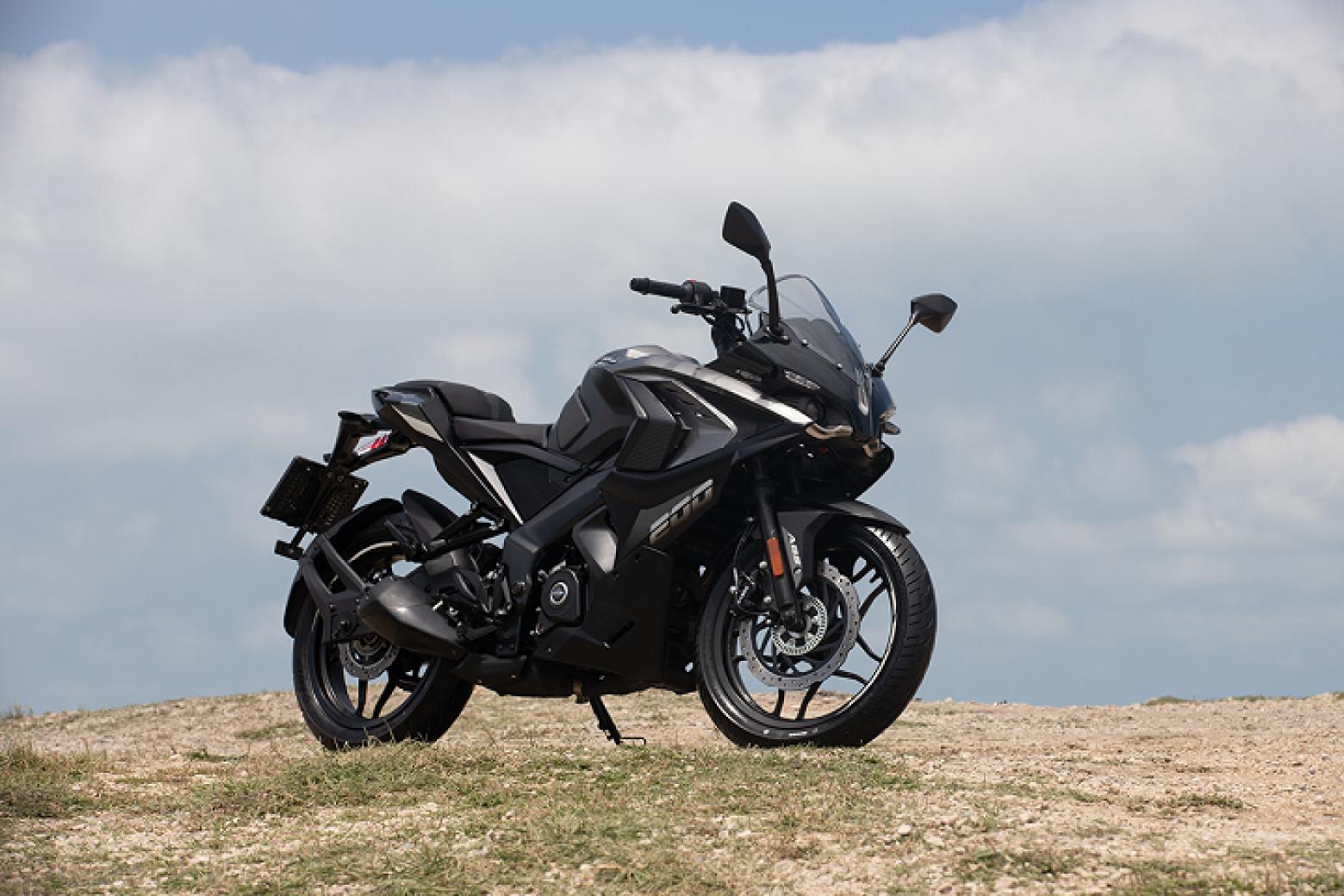 Bajaj Pulsar RS 200 Motosiklet Özellikleri : Bajaj Pulsar RS 200 24.4hp Güç, 18.3nm. Tork, 146km/h Top Speed, 200cc Motor Hacmi,  Fiyat : 158200TL Fiyat, , 154kg Ağırlık, Ön ve Arka ABS (Bybre Fren Kaliperleri) Fren, Ön - Arka(100/80-17 -  130/70-17)