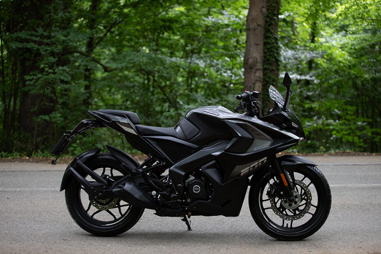Bajaj Pulsar RS 200 Motosiklet Özellikleri : Bajaj Pulsar RS 200 24.4hp Güç, 18.3nm. Tork, 146km/h Top Speed, 200cc Motor Hacmi,  Fiyat : 158200TL Fiyat, , 154kg Ağırlık, Ön ve Arka ABS (Bybre Fren Kaliperleri) Fren, Ön - Arka(100/80-17 -  130/70-17)