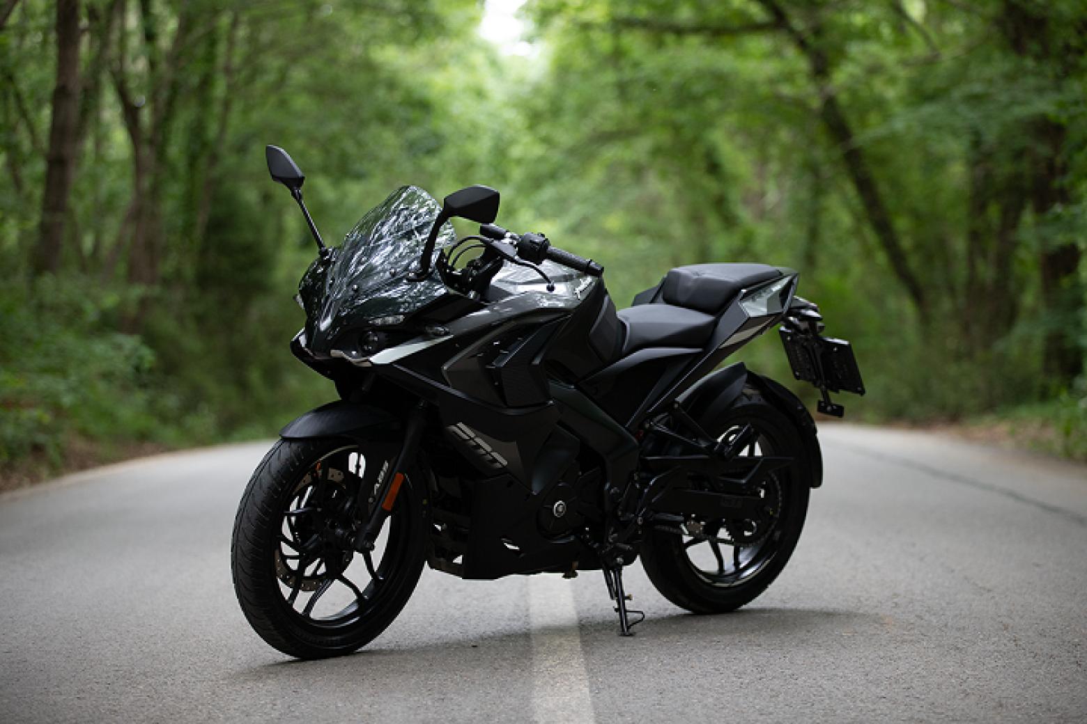 Bajaj Pulsar RS 200 Motosiklet Özellikleri : Bajaj Pulsar RS 200 24.4hp Güç, 18.3nm. Tork, 146km/h Top Speed, 200cc Motor Hacmi,  Fiyat : 158200TL Fiyat, , 154kg Ağırlık, Ön ve Arka ABS (Bybre Fren Kaliperleri) Fren, Ön - Arka(100/80-17 -  130/70-17)