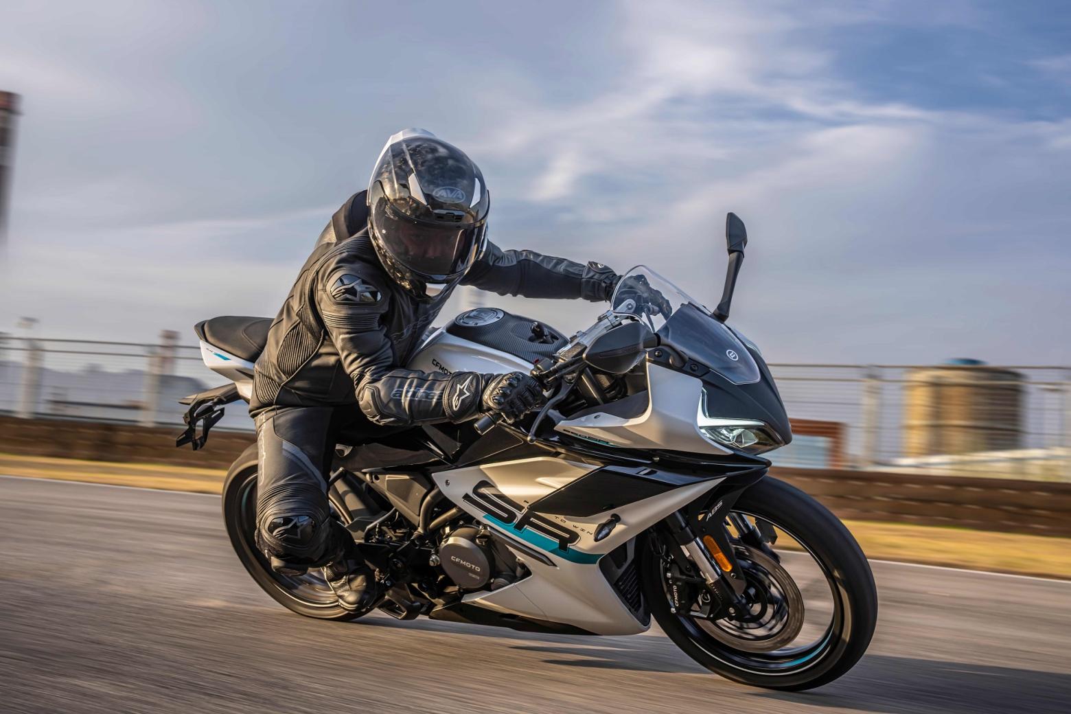 CF MOTO 250SR Motosiklet Özellikleri : CF MOTO 250SR 28hp Güç, 22nm. Tork, 160km/h Top Speed, 250cc Motor Hacmi,  Fiyat : 157873TL Fiyat, , 165kg Ağırlık, Ön 292mm disk 4 pistonlu kaliper, Arka 220mm disk tek pistonlu kaliper ABS (CF MOTO kaliperler) Fren, 110/70-17 ön, 140/60-17 arka lastik ebatları