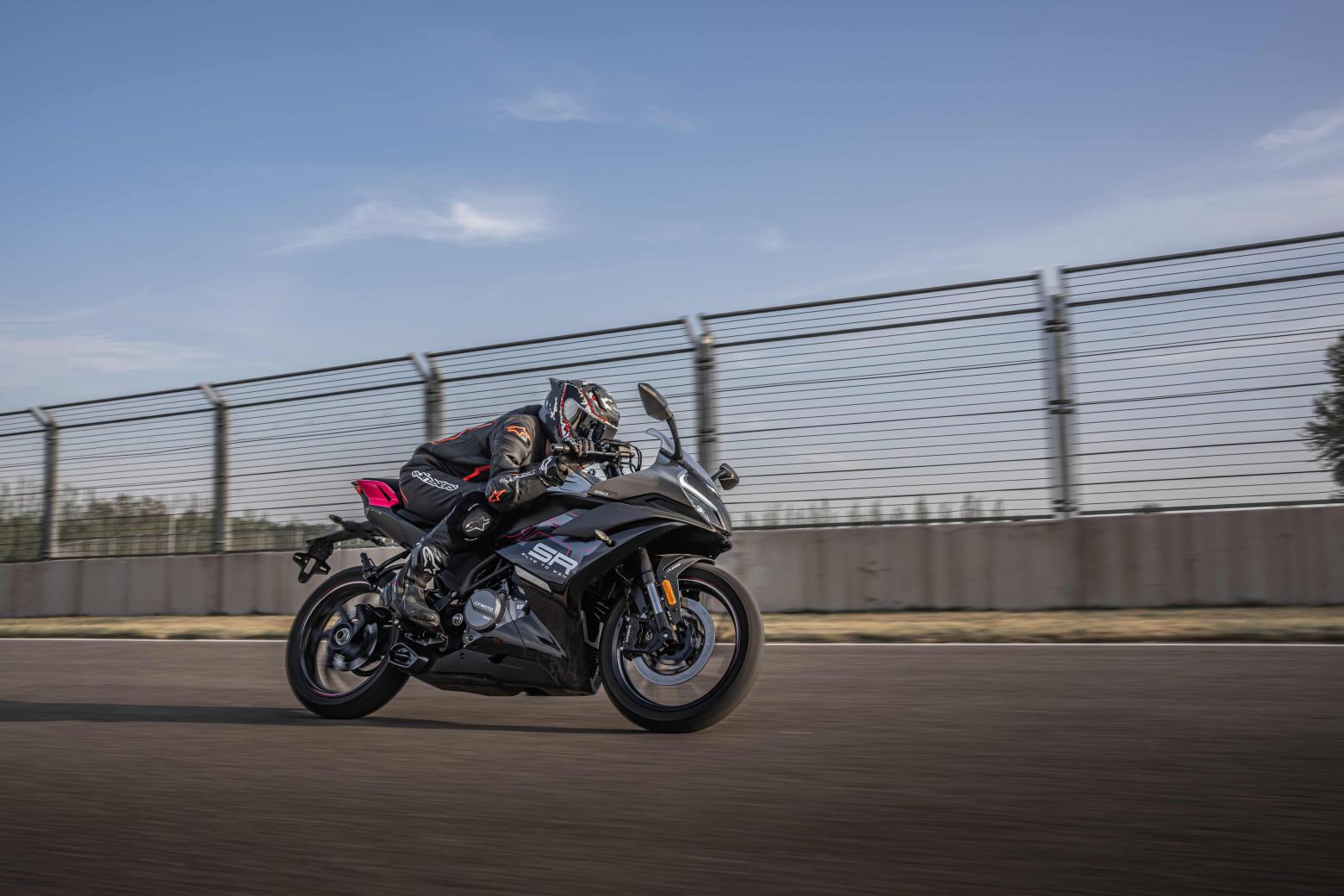 CF MOTO 250SR Motosiklet Özellikleri : CF MOTO 250SR 28hp Güç, 22nm. Tork, 160km/h Top Speed, 250cc Motor Hacmi,  Fiyat : 157873TL Fiyat, , 165kg Ağırlık, Ön 292mm disk 4 pistonlu kaliper, Arka 220mm disk tek pistonlu kaliper ABS (CF MOTO kaliperler) Fren, 110/70-17 ön, 140/60-17 arka lastik ebatları