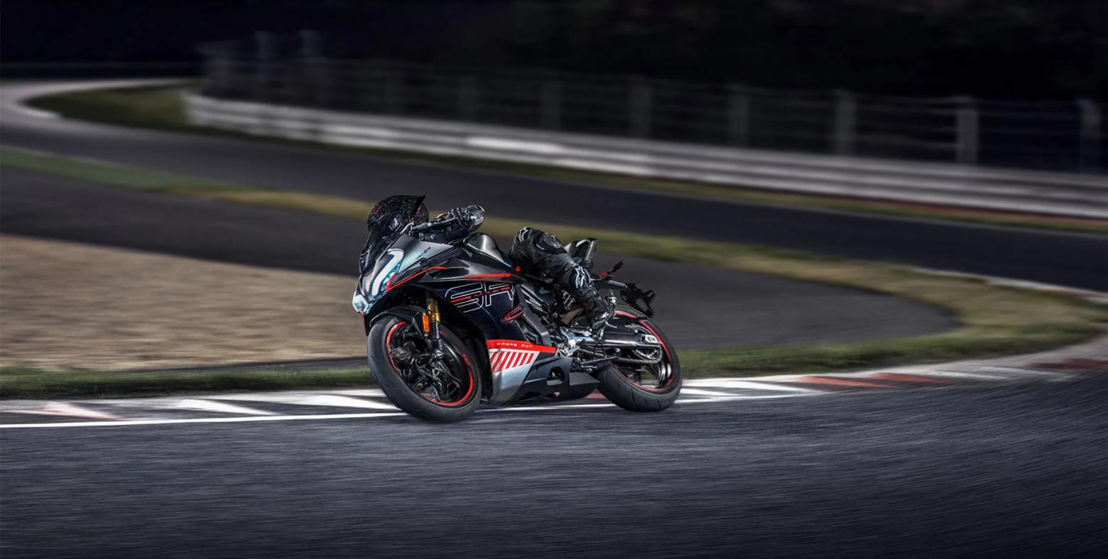 CF MOTO 450 SR Motosiklet Özellikleri : CF MOTO 450 SR 50hp Güç, 39nm. Tork, 223km/h Top Speed, 450cc Motor Hacmi,  Fiyat : 372783TL Fiyat, , 152kg Ağırlık, Ön Arka Disk Abs Brembo Kaliper) Fren, 110/70-R17 M/C 54S / 150/60-R17 M/C 63S