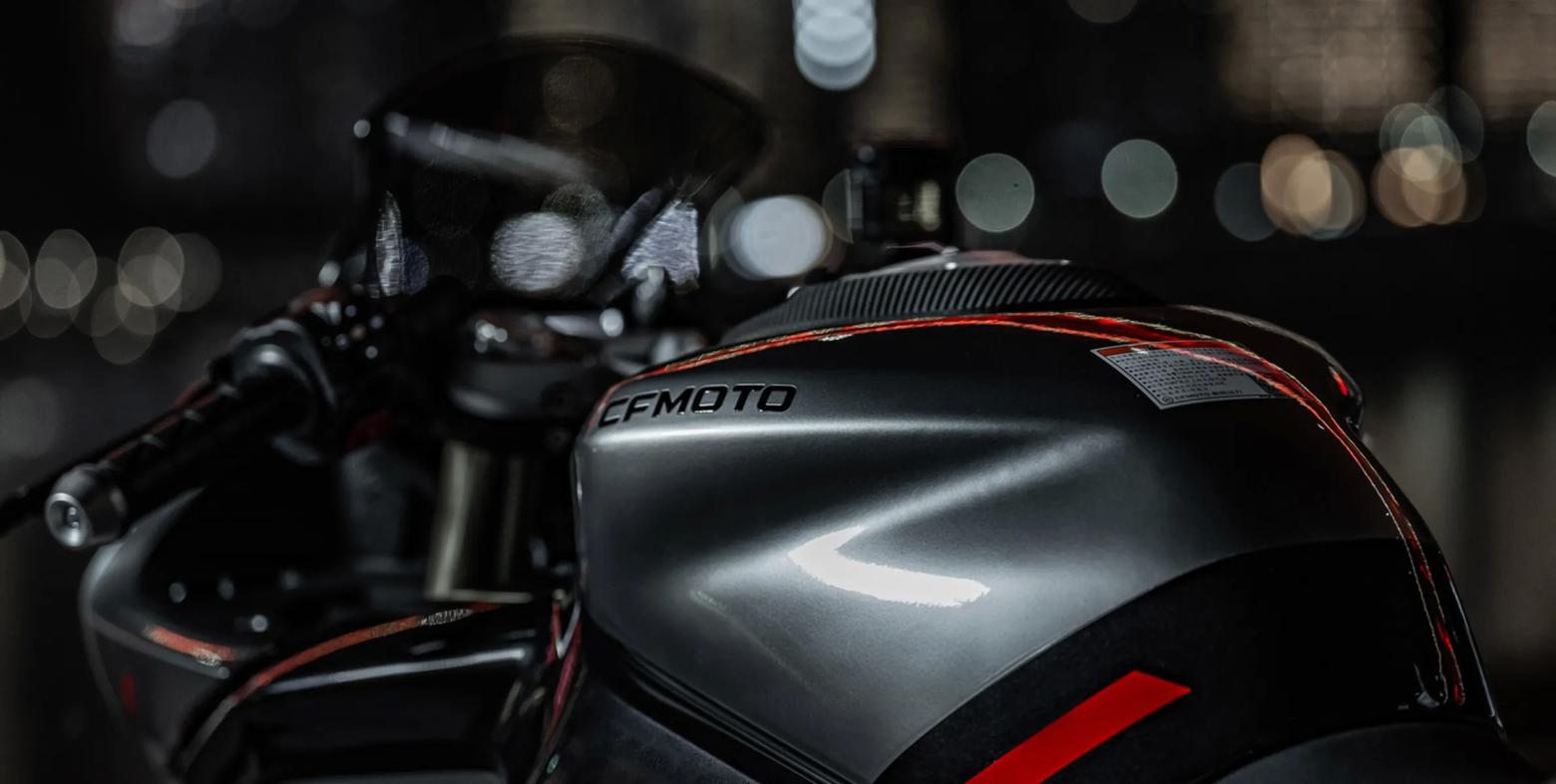 CF MOTO 450 SR Motosiklet Özellikleri : CF MOTO 450 SR 50hp Güç, 39nm. Tork, 223km/h Top Speed, 450cc Motor Hacmi,  Fiyat : 372783TL Fiyat, , 152kg Ağırlık, Ön Arka Disk Abs Brembo Kaliper) Fren, 110/70-R17 M/C 54S / 150/60-R17 M/C 63S