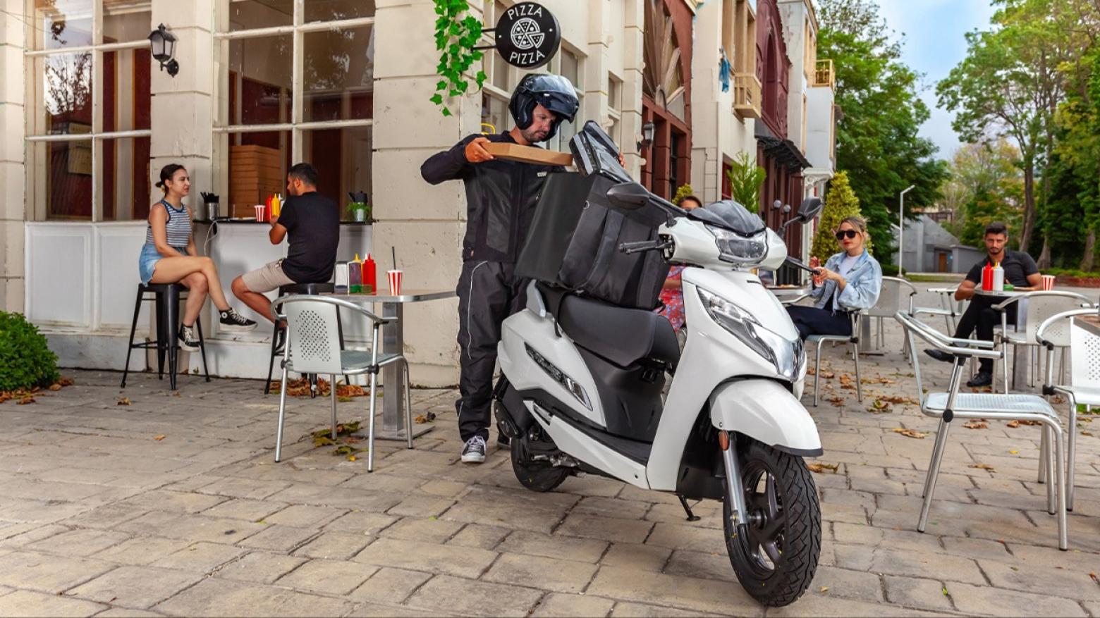 Honda Activa 125 Motosiklet Özellikleri : Honda Activa 125 10hp Güç, 8.2nm. Tork, 100km/h Top Speed, 125cc Motor Hacmi,  Fiyat : 107750TL Fiyat, , 108kg Ağırlık, 190 mm Disk / 130 mm Kampana Fren, 90/90-12 54J / 90/100-10 53J