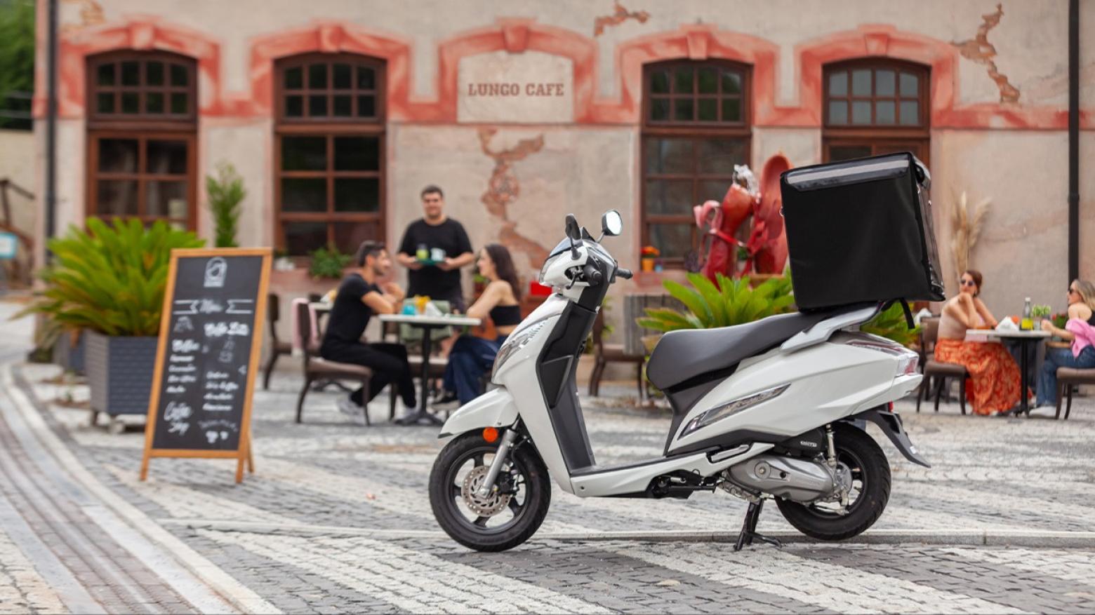 Honda Activa 125 Motosiklet Özellikleri : Honda Activa 125 10hp Güç, 8.2nm. Tork, 100km/h Top Speed, 125cc Motor Hacmi,  Fiyat : 107750TL Fiyat, , 108kg Ağırlık, 190 mm Disk / 130 mm Kampana Fren, 90/90-12 54J / 90/100-10 53J