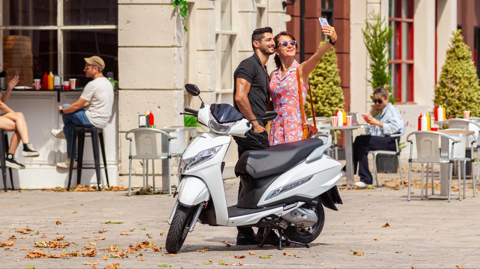Honda Activa 125 Motosiklet Özellikleri : Honda Activa 125 10hp Güç, 8.2nm. Tork, 100km/h Top Speed, 125cc Motor Hacmi,  Fiyat : 107750TL Fiyat, , 108kg Ağırlık, 190 mm Disk / 130 mm Kampana Fren, 90/90-12 54J / 90/100-10 53J