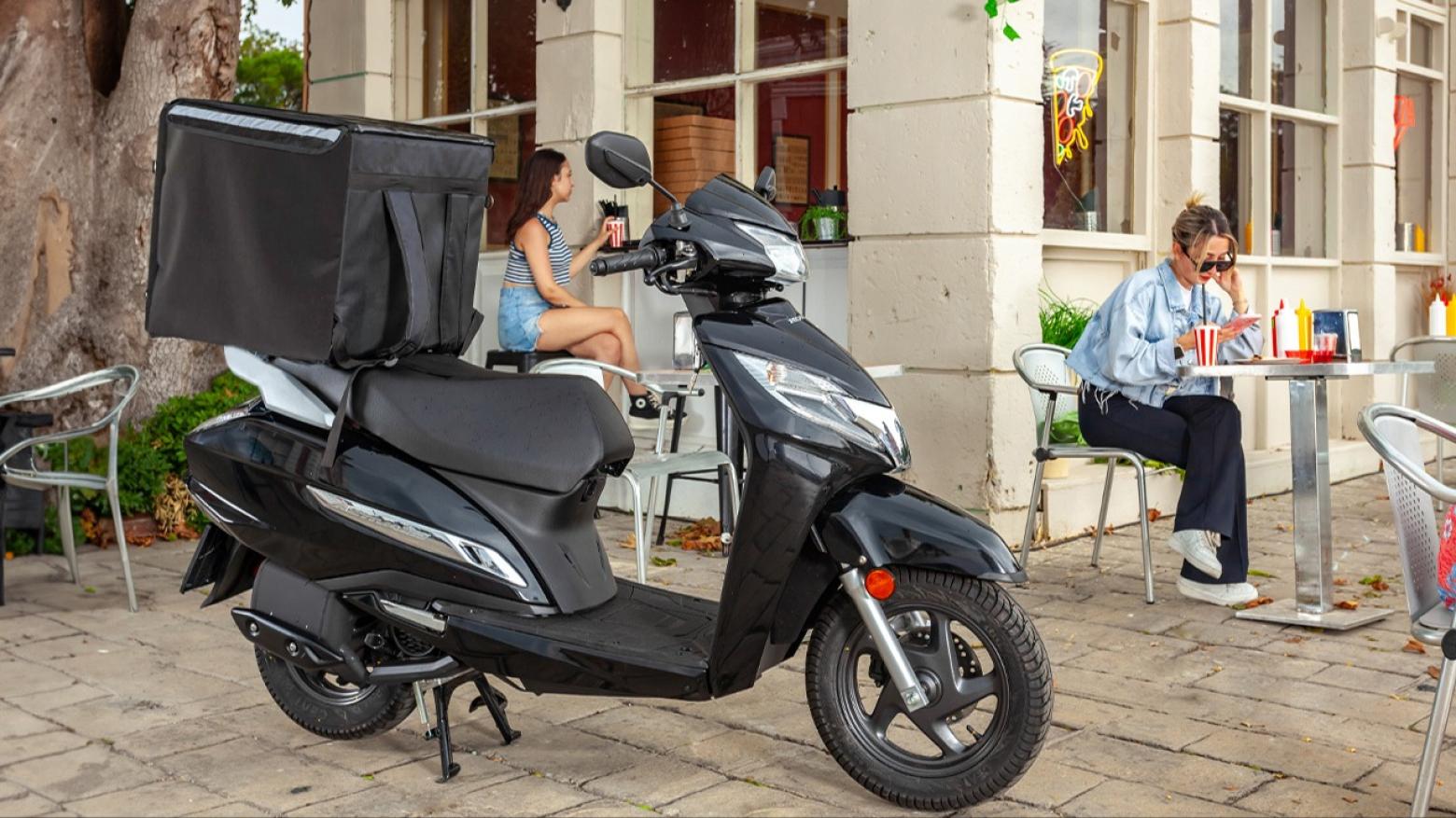Honda Activa 125 Motosiklet Özellikleri : Honda Activa 125 10hp Güç, 8.2nm. Tork, 100km/h Top Speed, 125cc Motor Hacmi,  Fiyat : 107750TL Fiyat, , 108kg Ağırlık, 190 mm Disk / 130 mm Kampana Fren, 90/90-12 54J / 90/100-10 53J