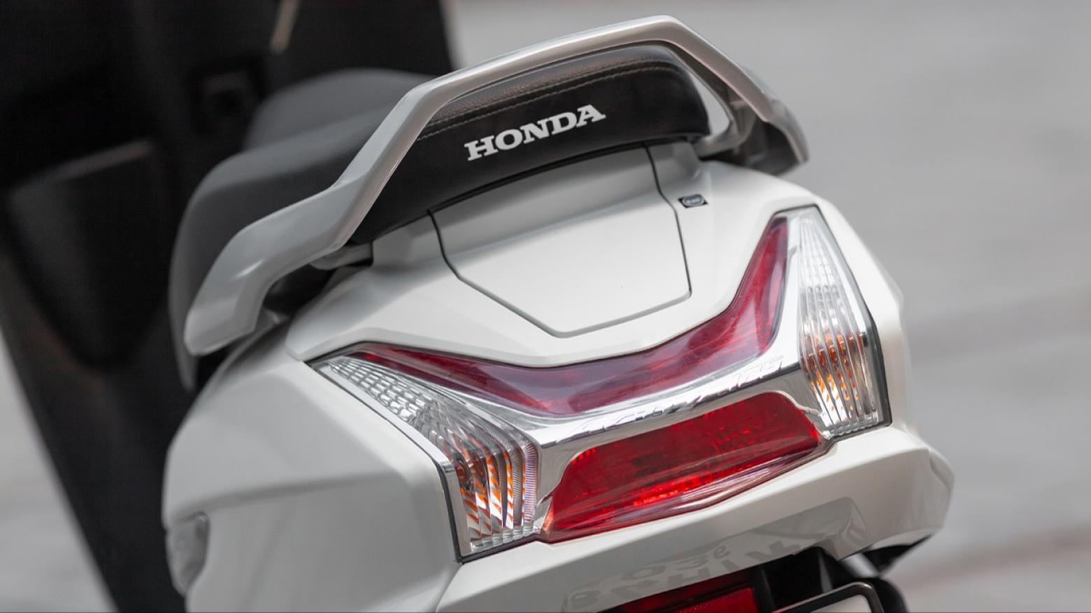 Honda Activa 125 Motosiklet Özellikleri : Honda Activa 125 10hp Güç, 8.2nm. Tork, 100km/h Top Speed, 125cc Motor Hacmi,  Fiyat : 107750TL Fiyat, , 108kg Ağırlık, 190 mm Disk / 130 mm Kampana Fren, 90/90-12 54J / 90/100-10 53J