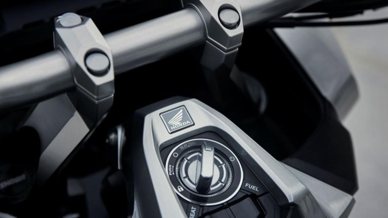 Honda ADV350 Motosiklet Özellikleri : Honda ADV350 29.2hp Güç, 31.5nm. Tork, 153km/h Top Speed, 350cc Motor Hacmi,  Fiyat : 357500TL Fiyat, , 186kg Ağırlık, 256 mm Nissin marka 2 piston kaliperli tek disk / 240 mm Nissin marka tek piston kalipe Fren, Ön - Arka(120/70-15MC 56P / 140/70-14MC 62P)