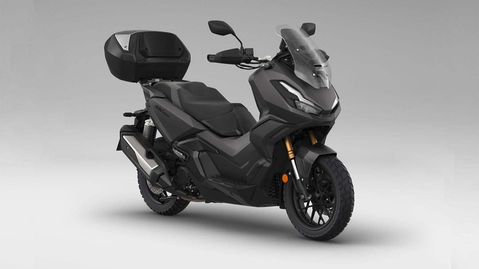 Honda ADV350 Motosiklet Özellikleri : Honda ADV350 29.2hp Güç, 31.5nm. Tork, 153km/h Top Speed, 350cc Motor Hacmi,  Fiyat : 357500TL Fiyat, , 186kg Ağırlık, 256 mm Nissin marka 2 piston kaliperli tek disk / 240 mm Nissin marka tek piston kalipe Fren, Ön - Arka(120/70-15MC 56P / 140/70-14MC 62P)