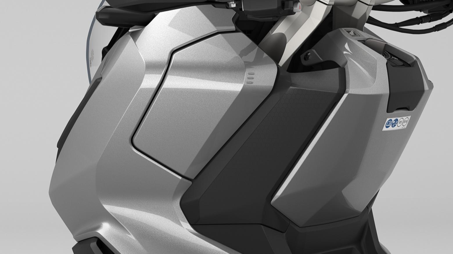 Honda ADV350 Motosiklet Özellikleri : Honda ADV350 29.2hp Güç, 31.5nm. Tork, 153km/h Top Speed, 350cc Motor Hacmi,  Fiyat : 357500TL Fiyat, , 186kg Ağırlık, 256 mm Nissin marka 2 piston kaliperli tek disk / 240 mm Nissin marka tek piston kalipe Fren, Ön - Arka(120/70-15MC 56P / 140/70-14MC 62P)