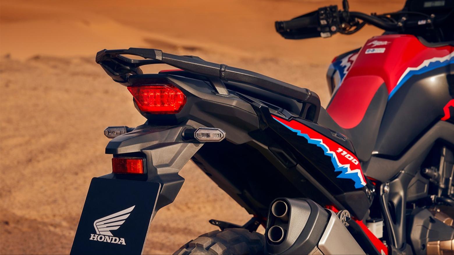 Honda Africa Twin 1084 Motosiklet Özellikleri : Honda Africa Twin 1084 102hp Güç, 105nm. Tork, 215km/h Top Speed, 1000cc Üstü,  Fiyat : 735750TL Fiyat, , 226kg Ağırlık, Ön / Arka (256 mm x 3,5 mm çift pistonlu kaliper / 220 mm x 4.5mm tek pistonlu kaliper) 2 Kanallı ABS Fren, Ön - Arka(90/90-21M/C 54H / 150/70R18M/C 70H)