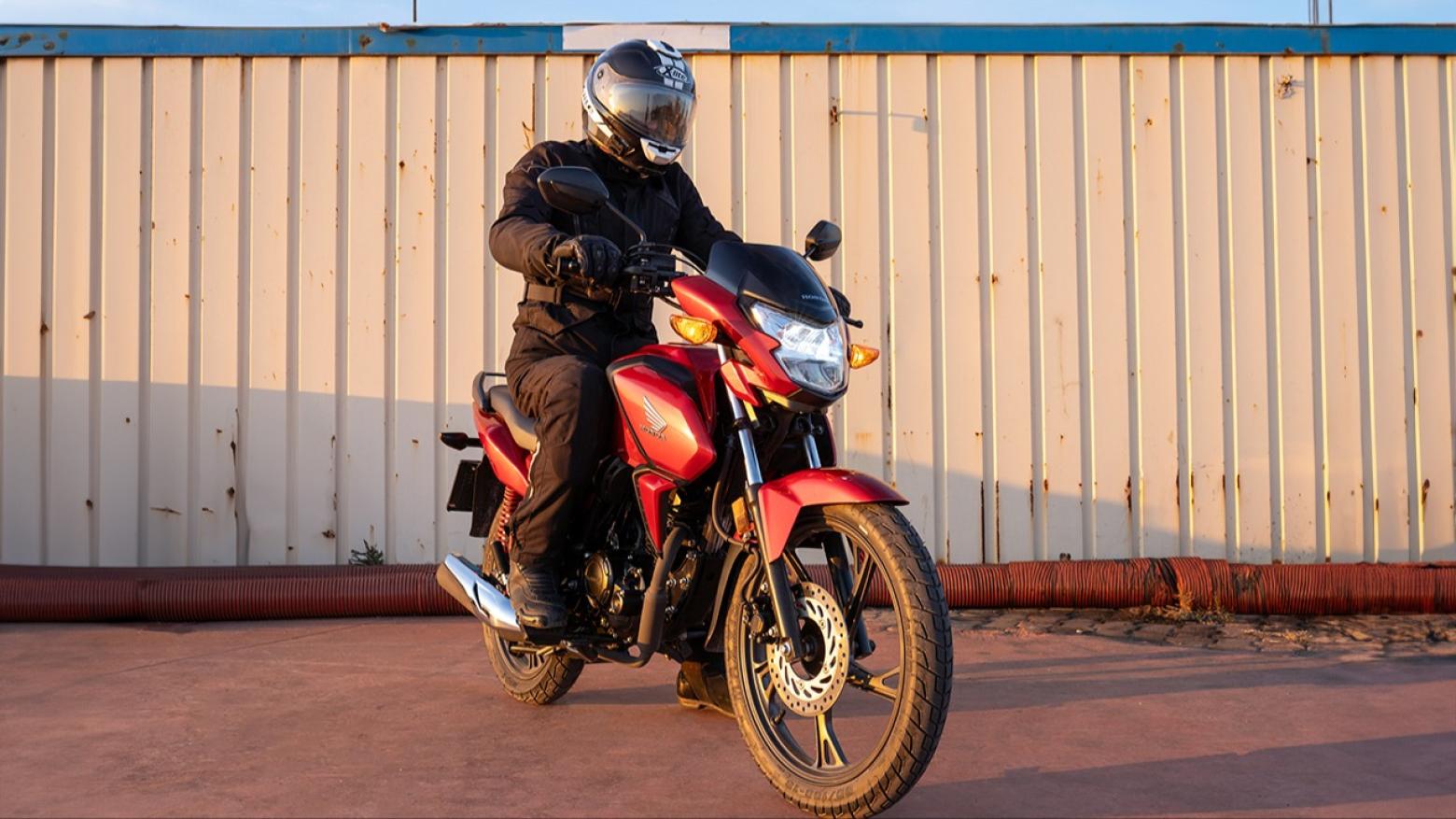 HONDA CB125F Motosiklet Özellikleri : HONDA CB125F 11hp Güç, 11nm. Tork, 110km/h Top Speed, 125cc Motor Hacmi,  Fiyat : 107750TL Fiyat, , 116kg Ağırlık, Tek piston kaliperli 240 mm tek disk / 130 mm kampana Fren, 80/100 – 18 M/C 47P / 90/90 – 18 M/C 51P
