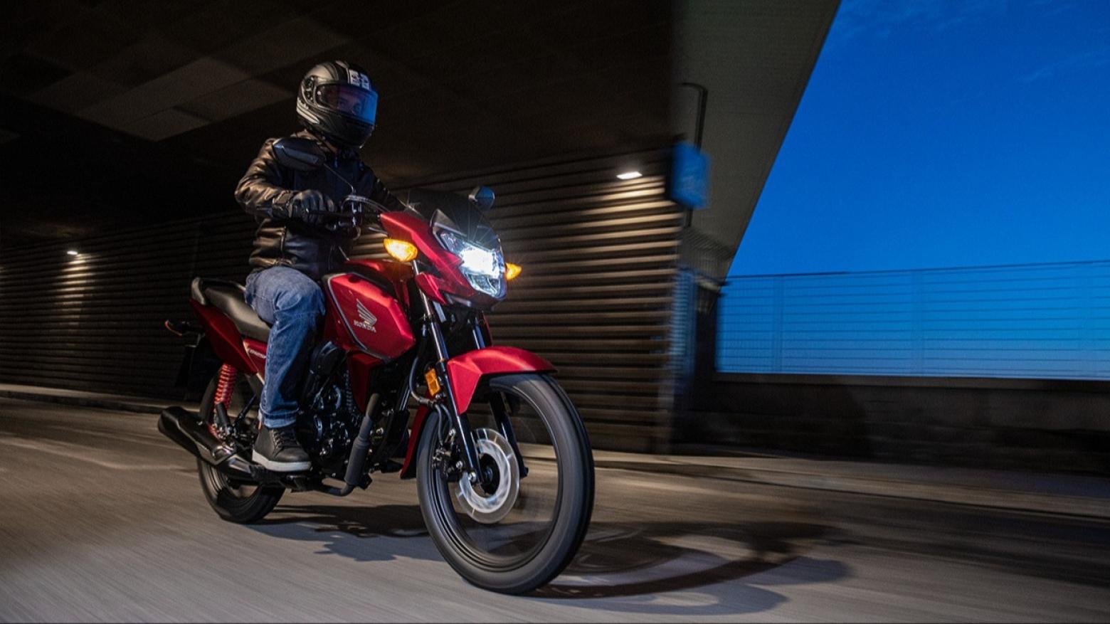HONDA CB125F Motosiklet Özellikleri : HONDA CB125F 11hp Güç, 11nm. Tork, 110km/h Top Speed, 125cc Motor Hacmi,  Fiyat : 107750TL Fiyat, , 116kg Ağırlık, Tek piston kaliperli 240 mm tek disk / 130 mm kampana Fren, 80/100 – 18 M/C 47P / 90/90 – 18 M/C 51P