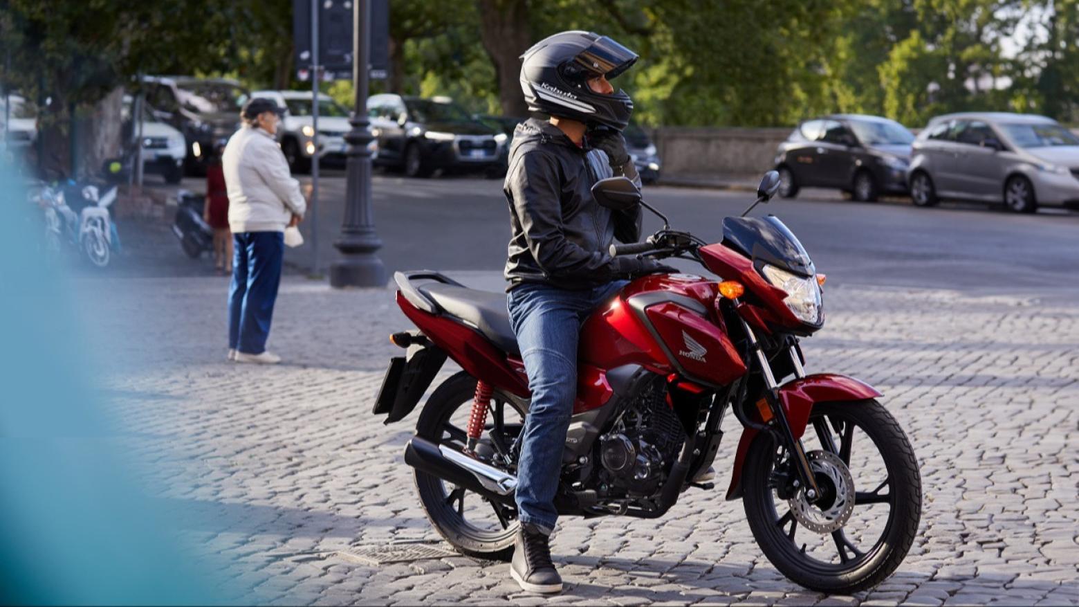 HONDA CB125F Motosiklet Özellikleri : HONDA CB125F 11hp Güç, 11nm. Tork, 110km/h Top Speed, 125cc Motor Hacmi,  Fiyat : 107750TL Fiyat, , 116kg Ağırlık, Tek piston kaliperli 240 mm tek disk / 130 mm kampana Fren, 80/100 – 18 M/C 47P / 90/90 – 18 M/C 51P