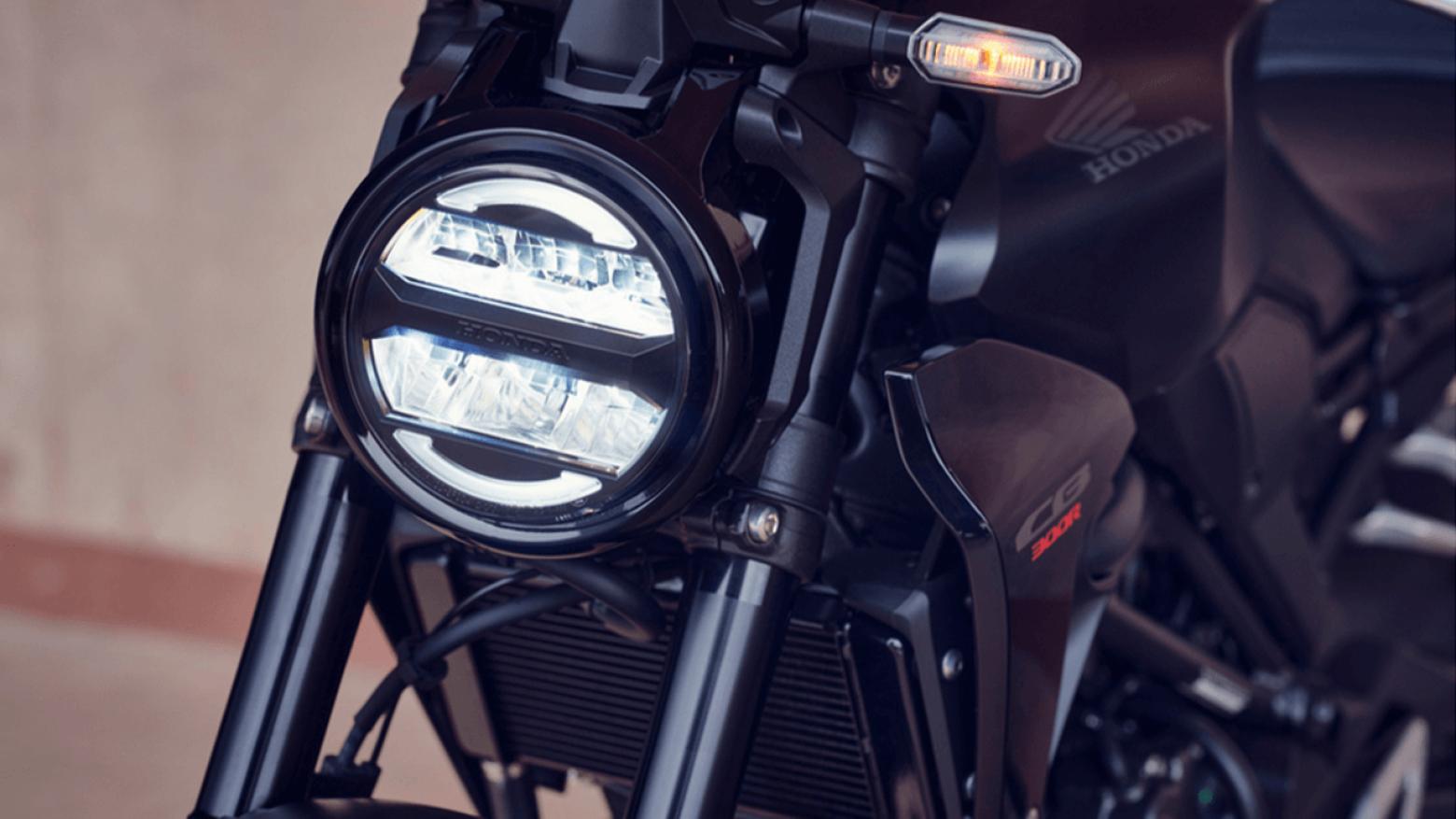 Honda CB250R Motosiklet Özellikleri : Honda CB250R 27.6hp Güç, 23nm. Tork, 162km/h Top Speed, 250cc Motor Hacmi,  Fiyat : 232000TL Fiyat, , 144kg Ağırlık, Ön / Arka (296 mm Radyal Montajlı Nissin 4 pistonlu yüzer disk / 220 mm tek piston kaliperli tek disk) 2 Kanallı ABS Fren, Ön - Arka(110/70 R17 / 150/60 R17)