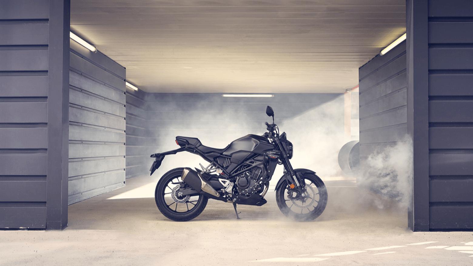 Honda CB250R Motosiklet Özellikleri : Honda CB250R 27.6hp Güç, 23nm. Tork, 162km/h Top Speed, 250cc Motor Hacmi,  Fiyat : 232000TL Fiyat, , 144kg Ağırlık, Ön / Arka (296 mm Radyal Montajlı Nissin 4 pistonlu yüzer disk / 220 mm tek piston kaliperli tek disk) 2 Kanallı ABS Fren, Ön - Arka(110/70 R17 / 150/60 R17)