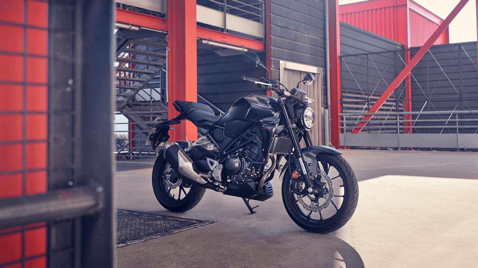 Honda CB250R Motosiklet Özellikleri : Honda CB250R 27.6hp Güç, 23nm. Tork, 162km/h Top Speed, 250cc Motor Hacmi,  Fiyat : 232000TL Fiyat, , 144kg Ağırlık, Ön / Arka (296 mm Radyal Montajlı Nissin 4 pistonlu yüzer disk / 220 mm tek piston kaliperli tek disk) 2 Kanallı ABS Fren, Ön - Arka(110/70 R17 / 150/60 R17)
