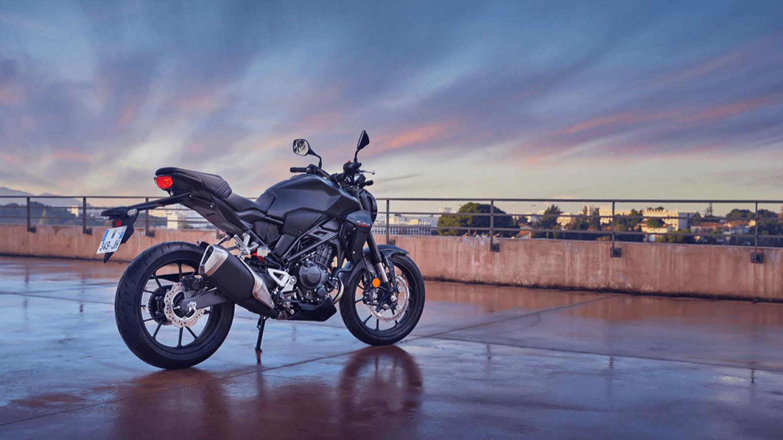 Honda CB250R Motosiklet Özellikleri : Honda CB250R 27.6hp Güç, 23nm. Tork, 162km/h Top Speed, 250cc Motor Hacmi,  Fiyat : 232000TL Fiyat, , 144kg Ağırlık, Ön / Arka (296 mm Radyal Montajlı Nissin 4 pistonlu yüzer disk / 220 mm tek piston kaliperli tek disk) 2 Kanallı ABS Fren, Ön - Arka(110/70 R17 / 150/60 R17)