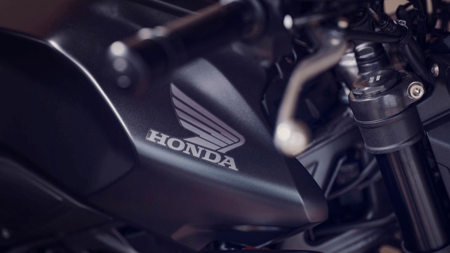 Honda CB250R Motosiklet Özellikleri : Honda CB250R 27.6hp Güç, 23nm. Tork, 162km/h Top Speed, 250cc Motor Hacmi,  Fiyat : 232000TL Fiyat, , 144kg Ağırlık, Ön / Arka (296 mm Radyal Montajlı Nissin 4 pistonlu yüzer disk / 220 mm tek piston kaliperli tek disk) 2 Kanallı ABS Fren, Ön - Arka(110/70 R17 / 150/60 R17)