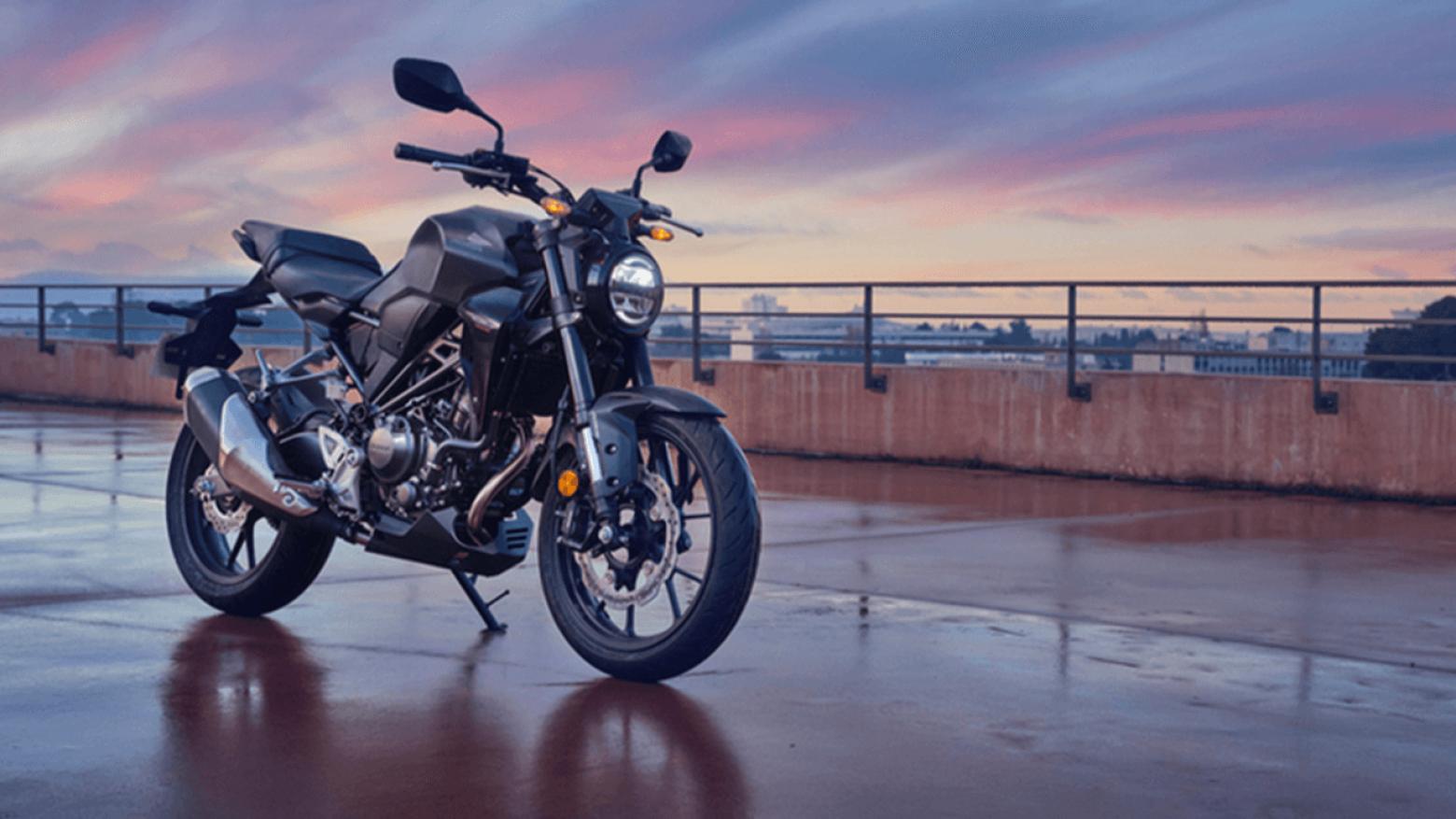 Honda CB250R Motosiklet Özellikleri : Honda CB250R 27.6hp Güç, 23nm. Tork, 162km/h Top Speed, 250cc Motor Hacmi,  Fiyat : 232000TL Fiyat, , 144kg Ağırlık, Ön / Arka (296 mm Radyal Montajlı Nissin 4 pistonlu yüzer disk / 220 mm tek piston kaliperli tek disk) 2 Kanallı ABS Fren, Ön - Arka(110/70 R17 / 150/60 R17)