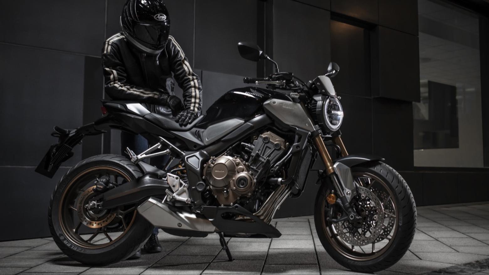 Honda CB650R Motosiklet Özellikleri : Honda CB650R 95.1hp Güç, 63nm. Tork, 241km/h Top Speed, 650cc Motor Hacmi,  Fiyat : 521250TL Fiyat, , 203kg Ağırlık, Ön / Arka (310 mm x 4.5 mm 4 piston kaliperli çift hidrolik disk / 310 mm x 4.5 mm 4 piston kaliperli çift hidrolik disk) 2 Kanallı ABS Fren, Ön - Arka(120/70 R17 / 180/55 R17)