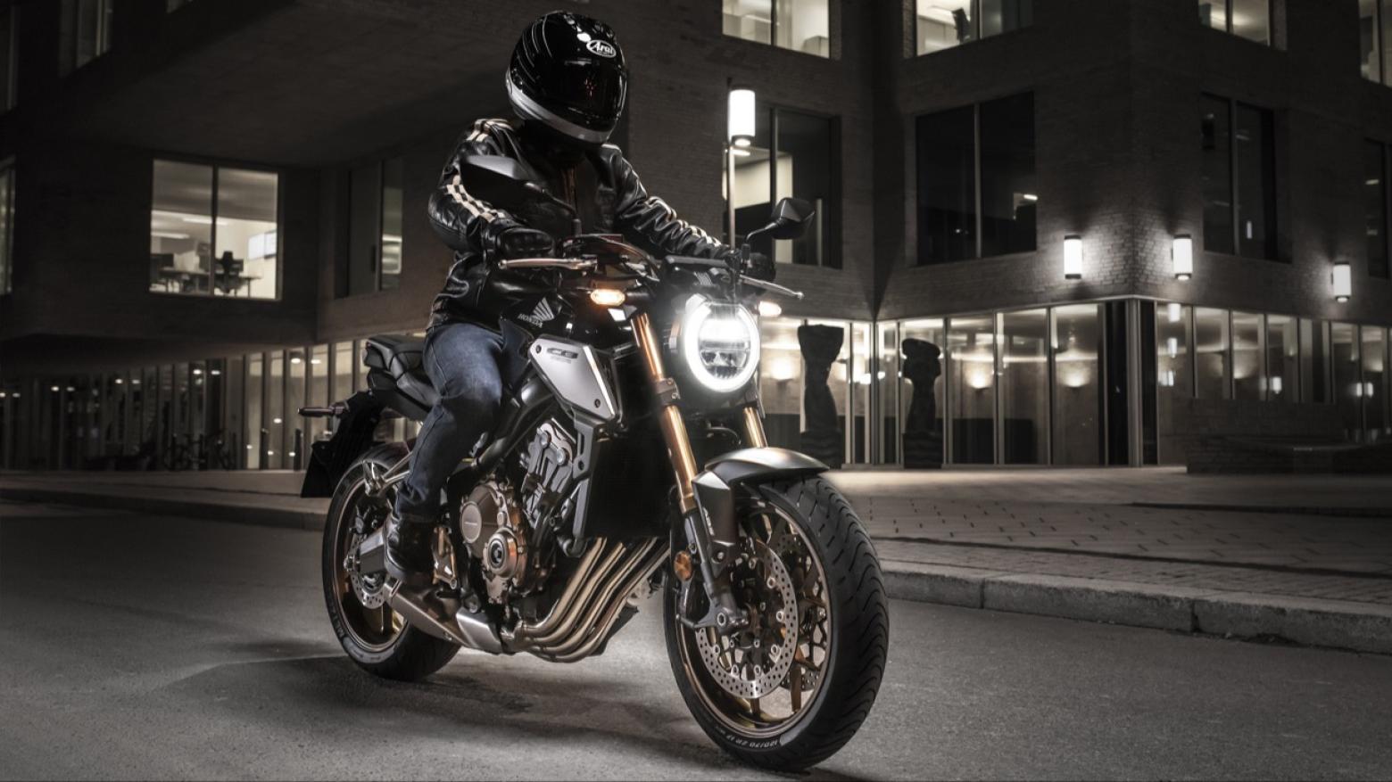 Honda CB650R Motosiklet Özellikleri : Honda CB650R 95.1hp Güç, 63nm. Tork, 241km/h Top Speed, 650cc Motor Hacmi,  Fiyat : 521250TL Fiyat, , 203kg Ağırlık, Ön / Arka (310 mm x 4.5 mm 4 piston kaliperli çift hidrolik disk / 310 mm x 4.5 mm 4 piston kaliperli çift hidrolik disk) 2 Kanallı ABS Fren, Ön - Arka(120/70 R17 / 180/55 R17)