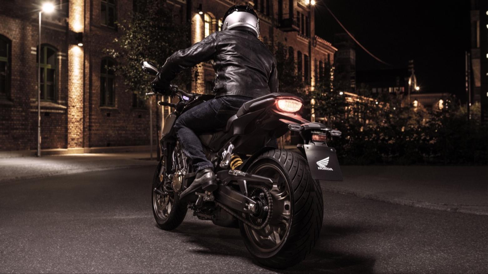 Honda CB650R Motosiklet Özellikleri : Honda CB650R 95.1hp Güç, 63nm. Tork, 241km/h Top Speed, 650cc Motor Hacmi,  Fiyat : 521250TL Fiyat, , 203kg Ağırlık, Ön / Arka (310 mm x 4.5 mm 4 piston kaliperli çift hidrolik disk / 310 mm x 4.5 mm 4 piston kaliperli çift hidrolik disk) 2 Kanallı ABS Fren, Ön - Arka(120/70 R17 / 180/55 R17)