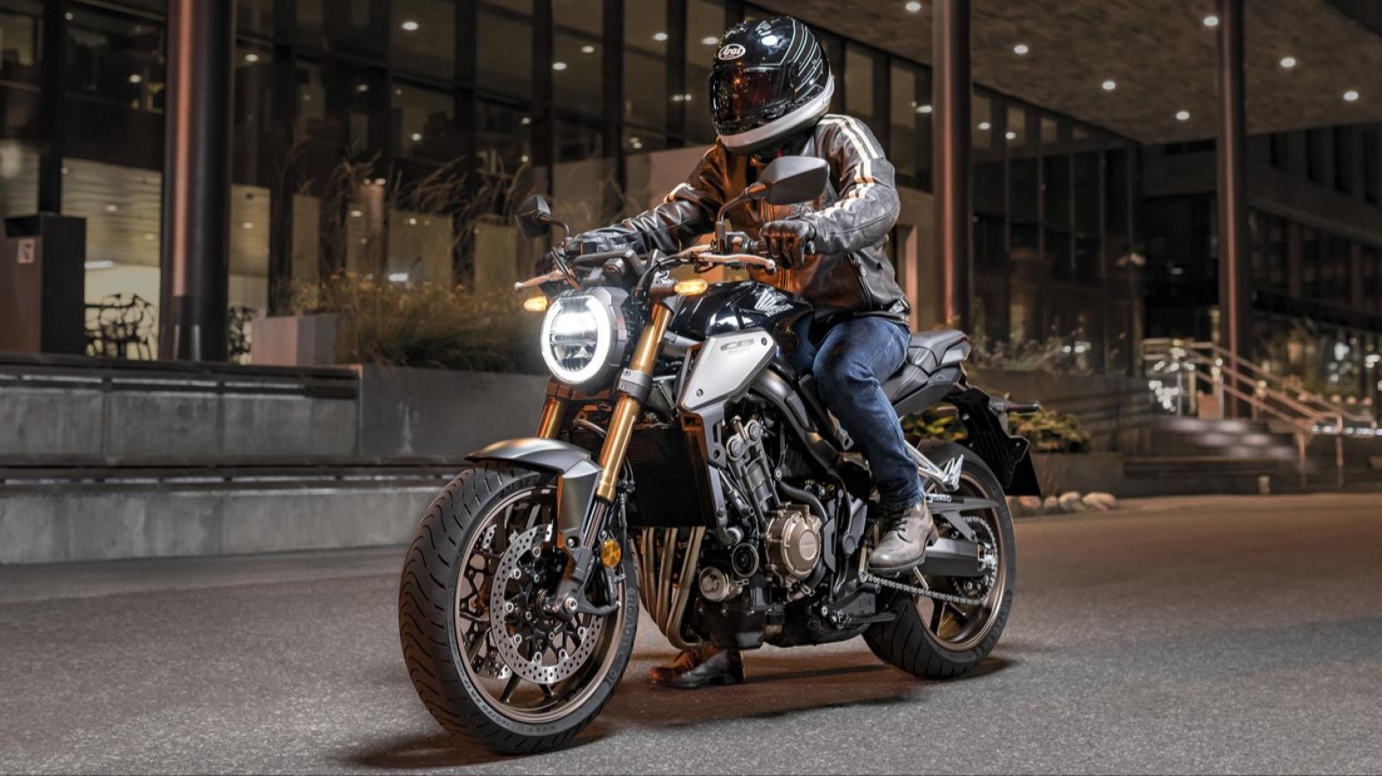 Honda CB650R Motosiklet Özellikleri : Honda CB650R 95.1hp Güç, 63nm. Tork, 241km/h Top Speed, 650cc Motor Hacmi,  Fiyat : 521250TL Fiyat, , 203kg Ağırlık, Ön / Arka (310 mm x 4.5 mm 4 piston kaliperli çift hidrolik disk / 310 mm x 4.5 mm 4 piston kaliperli çift hidrolik disk) 2 Kanallı ABS Fren, Ön - Arka(120/70 R17 / 180/55 R17)