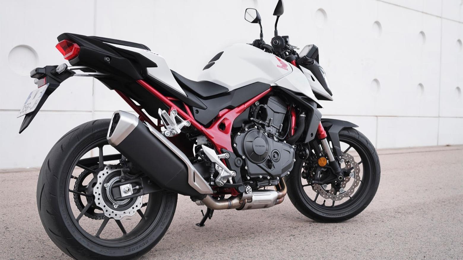 Honda CB750 HORNET  Motosiklet Özellikleri : Honda CB750 HORNET  92hp Güç, 75nm. Tork, 220km/h Top Speed, 750cc Motor Hacmi,  Fiyat : 435000TL Fiyat, , 190kg Ağırlık, Ön / Arka (Çift 296 mm x 4 mm disk ile Nissin radyal monte 4 pistonlu kaliper / Tek 240 mm x 5 mm disk ile tek piston kaliper) 2 Kanallı ABS Fren, Ön - Arka(120/70 ZR-17 / 160/60 ZR-17)