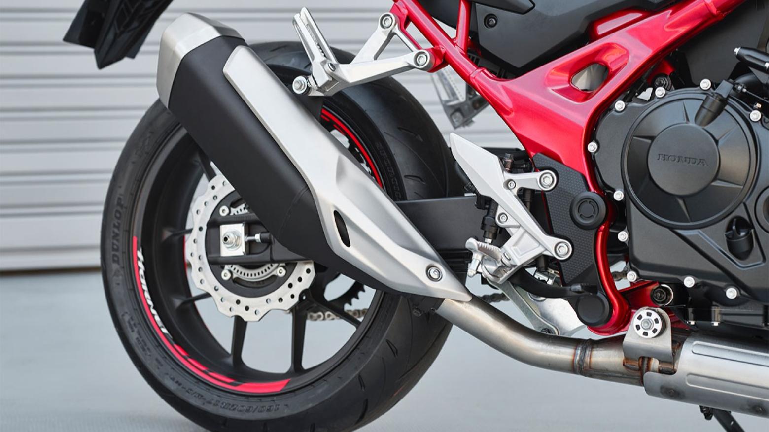 Honda CB750 HORNET  Motosiklet Özellikleri : Honda CB750 HORNET  92hp Güç, 75nm. Tork, 220km/h Top Speed, 750cc Motor Hacmi,  Fiyat : 435000TL Fiyat, , 190kg Ağırlık, Ön / Arka (Çift 296 mm x 4 mm disk ile Nissin radyal monte 4 pistonlu kaliper / Tek 240 mm x 5 mm disk ile tek piston kaliper) 2 Kanallı ABS Fren, Ön - Arka(120/70 ZR-17 / 160/60 ZR-17)