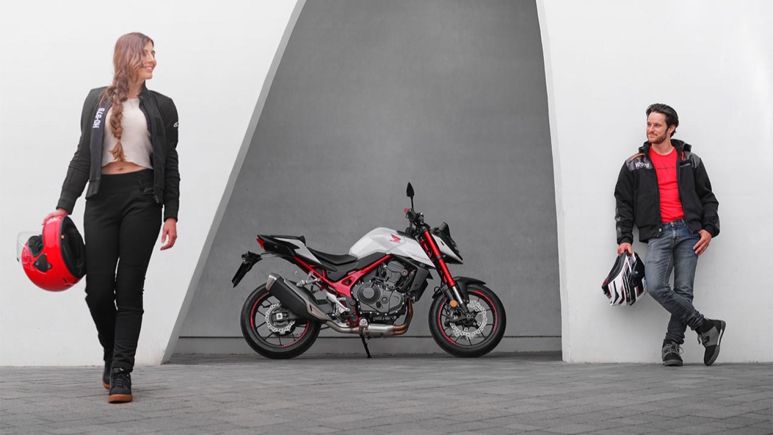 Honda CB750 HORNET  Motosiklet Özellikleri : Honda CB750 HORNET  92hp Güç, 75nm. Tork, 220km/h Top Speed, 750cc Motor Hacmi,  Fiyat : 435000TL Fiyat, , 190kg Ağırlık, Ön / Arka (Çift 296 mm x 4 mm disk ile Nissin radyal monte 4 pistonlu kaliper / Tek 240 mm x 5 mm disk ile tek piston kaliper) 2 Kanallı ABS Fren, Ön - Arka(120/70 ZR-17 / 160/60 ZR-17)