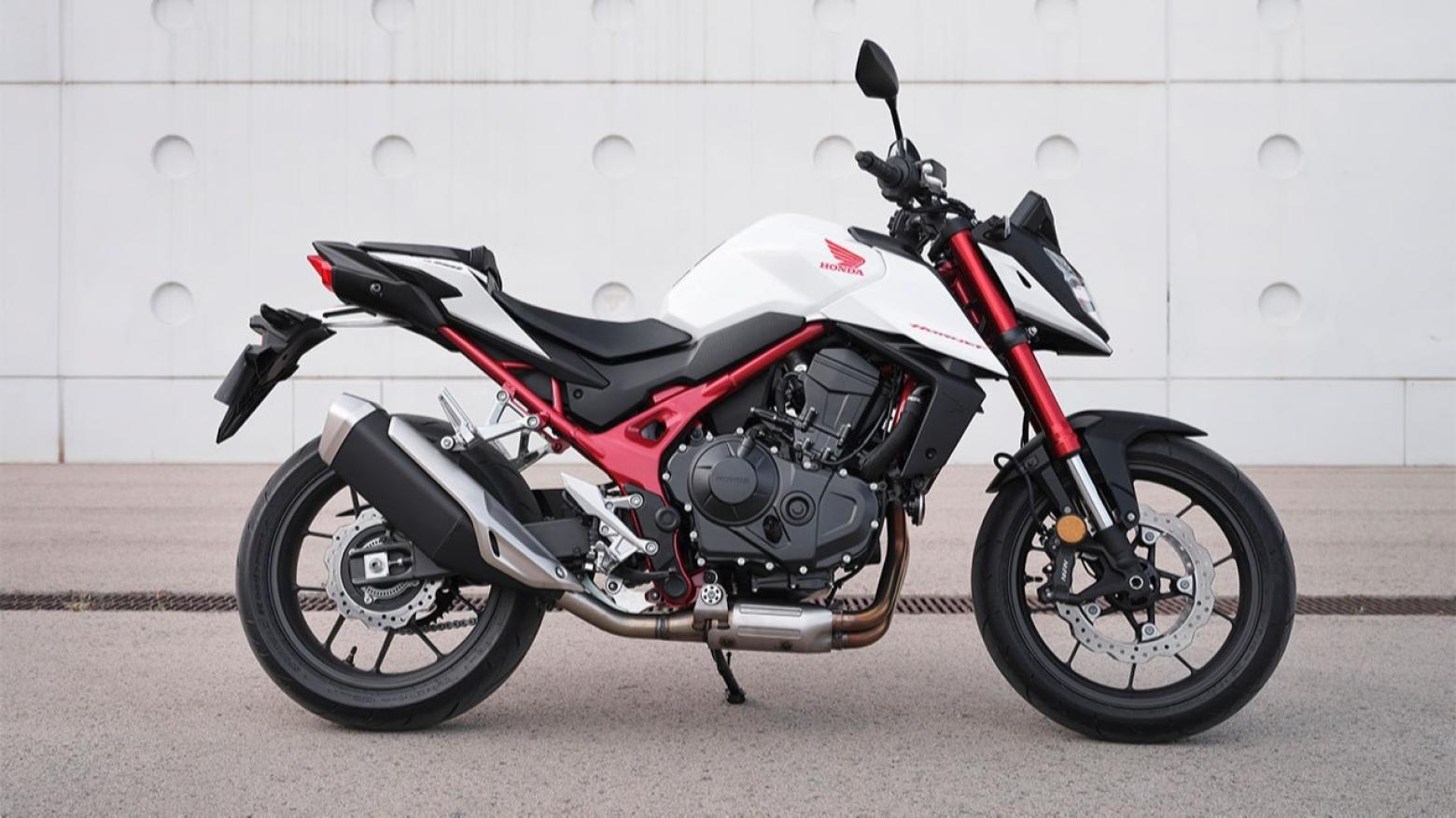 Honda CB750 HORNET  Motosiklet Özellikleri : Honda CB750 HORNET  92hp Güç, 75nm. Tork, 220km/h Top Speed, 750cc Motor Hacmi,  Fiyat : 435000TL Fiyat, , 190kg Ağırlık, Ön / Arka (Çift 296 mm x 4 mm disk ile Nissin radyal monte 4 pistonlu kaliper / Tek 240 mm x 5 mm disk ile tek piston kaliper) 2 Kanallı ABS Fren, Ön - Arka(120/70 ZR-17 / 160/60 ZR-17)