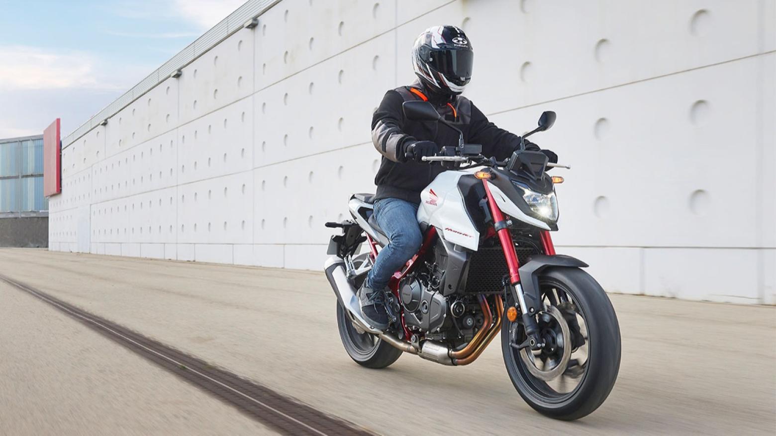 Honda CB750 HORNET  Motosiklet Özellikleri : Honda CB750 HORNET  92hp Güç, 75nm. Tork, 220km/h Top Speed, 750cc Motor Hacmi,  Fiyat : 435000TL Fiyat, , 190kg Ağırlık, Ön / Arka (Çift 296 mm x 4 mm disk ile Nissin radyal monte 4 pistonlu kaliper / Tek 240 mm x 5 mm disk ile tek piston kaliper) 2 Kanallı ABS Fren, Ön - Arka(120/70 ZR-17 / 160/60 ZR-17)