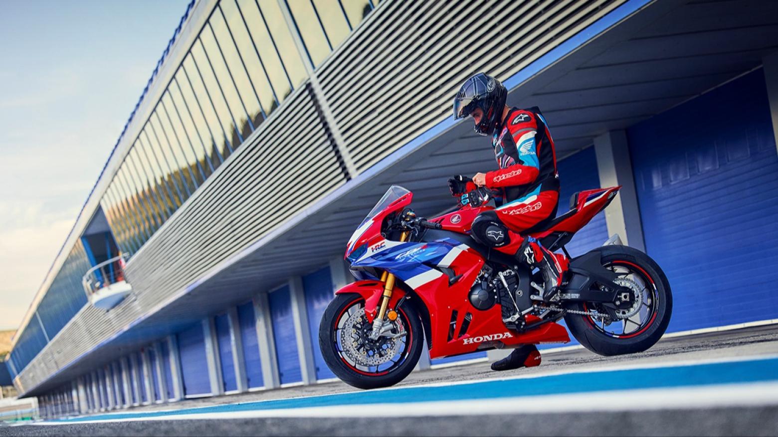 Honda CBR1000RR-R Motosiklet Özellikleri : Honda CBR1000RR-R 217.5hp Güç, 112nm. Tork, 330km/h Top Speed, 1000cc Motor Hacmi,  Fiyat : 1543250TL Fiyat, , 201kg Ağırlık, Ön / Arka (320 mm, radyal monte Brembo marka 4 piston kaliperli çift disk / 220 mm 2 piston kaliperli tek disk) 2 KanallıABS Fren, Ön - Arka(120/70 R17 / 200/55 R17)